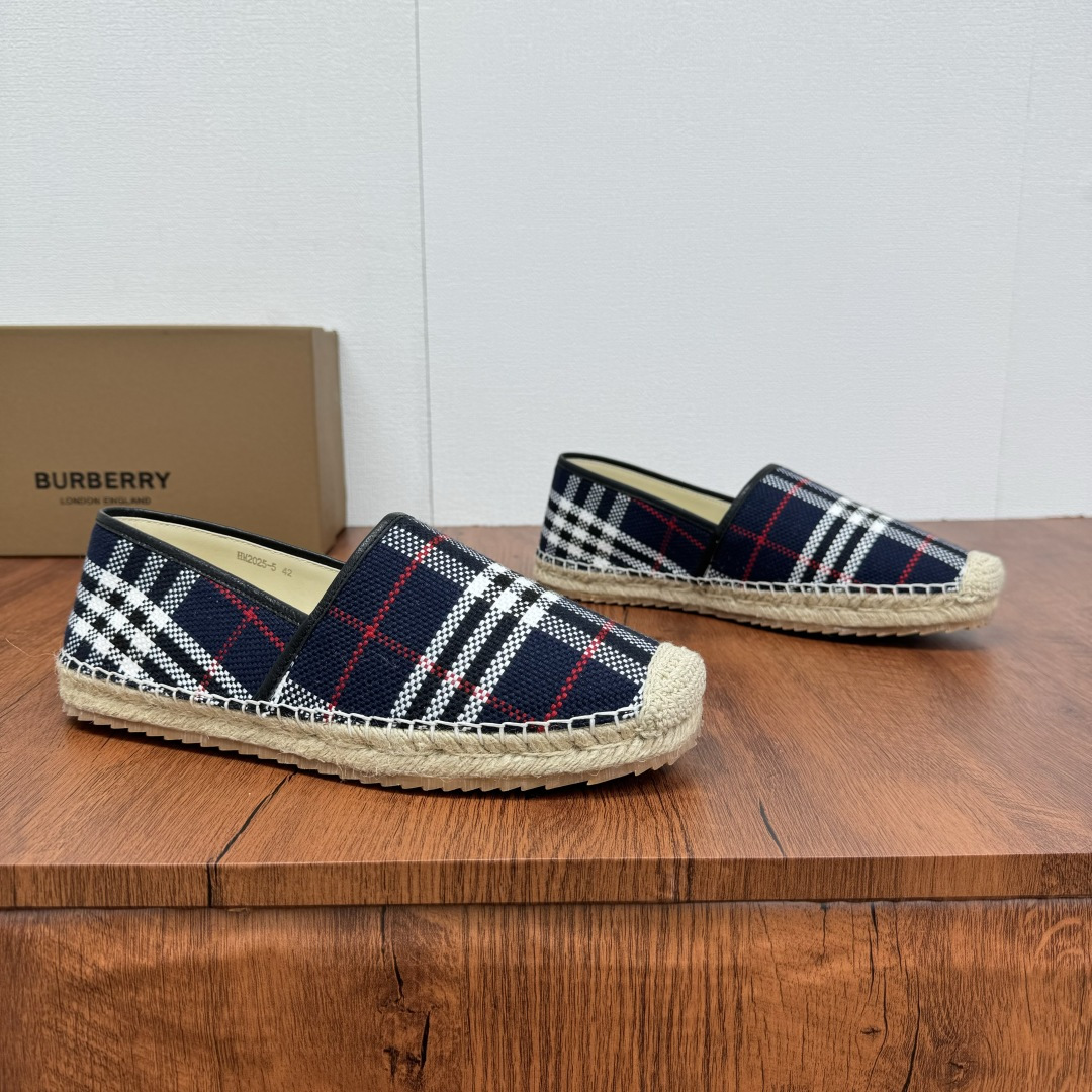 NO:353618,Buy Burberry/Burberry New summer embroidered straw woven fisherman's shoes, cool straw woven shoes!  Encountering British style, Burberry straw woven shoes perfectly blend classic and fashion. The unique printing on the upper is a manifestation of the brand style. Every color and every pattern tells the British story. The straw woven soles bring natural texture, comfortable and unique. Whether you are strolling on the streets of the city or rushing to the beach, it can add elegance to you, easily become the focus of everyone, and start your own fashion journey. The classic knitted canvas upper is matched with a thin calfskin inner, straw woven inner, genuine leather patch heel base details, edge wrapping craftsmanship, and mark stitching details!  Anti-slip rubber bottom layer, integrated injection molding large LOGO letter badge logo, multiple color styles available, full packaging!  Size 39-40-41-42-43-44 Normal size Article number 2025-5 knitted blue, burberry, burberry, espadrilles, espadrilles, cowhide19860909批 Burberry/巴宝莉 夏季新款男士刺绣草编渔夫鞋,清凉款一脚蹬草编鞋！ 邂逅英伦风尚,Burberry草编鞋,将经典与时尚完美融合.鞋面独特印花,是品牌格调的彰显,每一抹色彩、每一个图案,都诉说着英伦故事.草编鞋底,带来自然质感,舒适又别致.无论是漫步都市街头,还是奔赴海滨度假,它都能为你增添优雅魅力,轻松成为众人焦点,开启属于你的风尚之旅.经典针织帆布鞋面,搭配适配夏季的薄款小牛皮内里,草编内里,真皮贴片后跟底层细节,包边工艺,马克缝合细节！防滑橡胶底层,一体注塑大LOGO字母徽章标识,多重颜色风格可选,全套包装！ 尺码39-40-41-42-43-44 正常尺码 货号2025-5针织 蓝色,,burberry,burberry,espadrilles,espadrilles,cowhide,Men's shoes