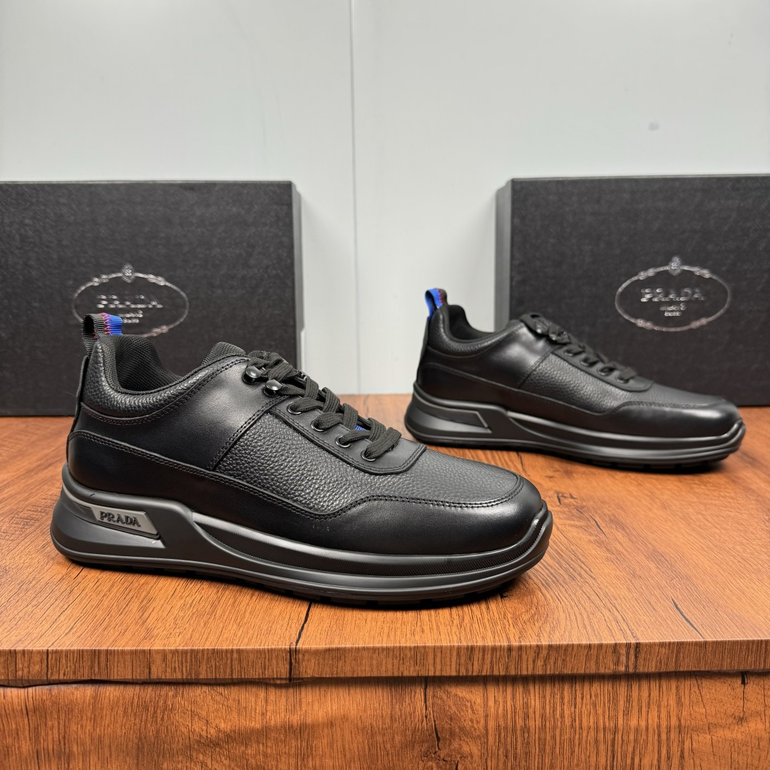 NO:779770,Prada/Prada's new men's thick-soled lightweight sports shoes, high-quality genuine leather men's casual shoes!  This sneaker is made of smooth calf leather and nylon fabric upper, with wavy fabric details, modern and simple style, comfortable and breathable, practical and versatile. It is equipped with full metal enamel eyelets and cotton laces, and the tongue is decorated with contrasting webbing, which echoes the heel pull tab. It is equipped with a 4cm lightweight raised rubber sole, decorated with Prada logo details, breathable fabric lining, and brand logo cowhide feet to create a comfortable wearing experience. Comes with a full set of original packaging dust bag!  Size 39-40-41-42-43-44 standard leather shoe size, prada, prada, sneakers, cowhide19860909Prada/普拉达 新款男士厚底轻质运动鞋,真皮男士休闲鞋高品！ 这款运动鞋采用光滑小牛皮革和尼龙织物鞋面,波浪型布面细节,现代简约风格,舒适透气,实用百搭,配以全金属珐琅鞋眼棉鞋带,鞋舌饰以撞色织带,与后跟鞋提拉袢相呼应,搭配4cm轻便的凸纹橡胶鞋底,饰有Prada徽标细节,织物透气内里,品牌徽标牛皮垫脚,缔造舒适的穿着体验.配全套原包装防尘袋！ 码数39-40-41-42-43-44 标准皮鞋尺码,,prada,prada,sneakers,cowhide,Men's shoes