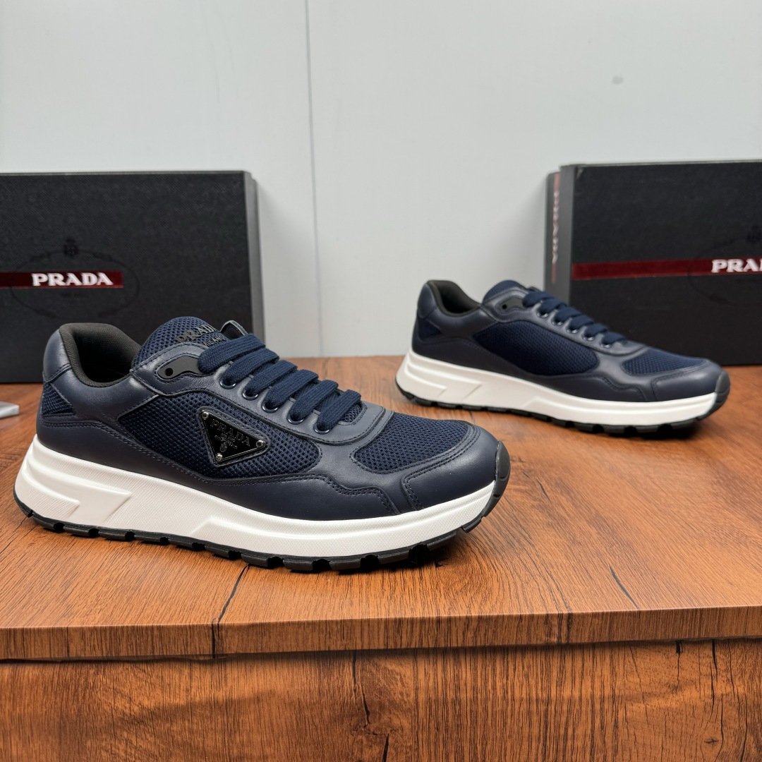 NO:356109,Code YS003848 Prada/Prada Prax2.0 fabric men's series sneakers, new thick-soled casual shoes in summer!  The design of this sneaker is inspired by the 1990s style, using contemporary lines and details to reinterpret the classic sports style. It uses smooth calf leather and nylon fabric mesh upper, which is light and breathable, practical and versatile. The outer side is decorated with an enamel triangle logo, and the tongue is decorated with Prada Milano rubber label, paired with 4cm lightweight embossed widened rubber sole, the fabric is breathable inside, and the brand logo cowhide footbed to create a comfortable wearing experience. It is equipped with a full set of original packaging dust bags!  Size 39-40-41-42-43-44 Standard leather shoe size Article number, prada, prada, sneakers, cowhide19860909编码YS003848 Prada/普拉达 Prax2.0织物男士系列运动鞋,夏季火爆新款厚底休闲鞋！ 这款运动鞋的设计灵感源自1990年代款式,运用当代风格线条与细节重新演绎经典的运动风格.采用光滑小牛皮革和尼龙织物网眼鞋面,轻便透气,实用百搭,外侧饰以涂珐琅三角形徽标,鞋舌饰以Prada Milano胶标,搭配4cm轻便的凸纹加宽橡胶鞋底,织物透气内里,品牌徽标牛皮垫脚,缔造舒适的穿着体验.配全套原包装防尘袋！ 尺码39-40-41-42-43-44 标准皮鞋尺码 货号,,prada,prada,sneakers,cowhide,Men's shoes