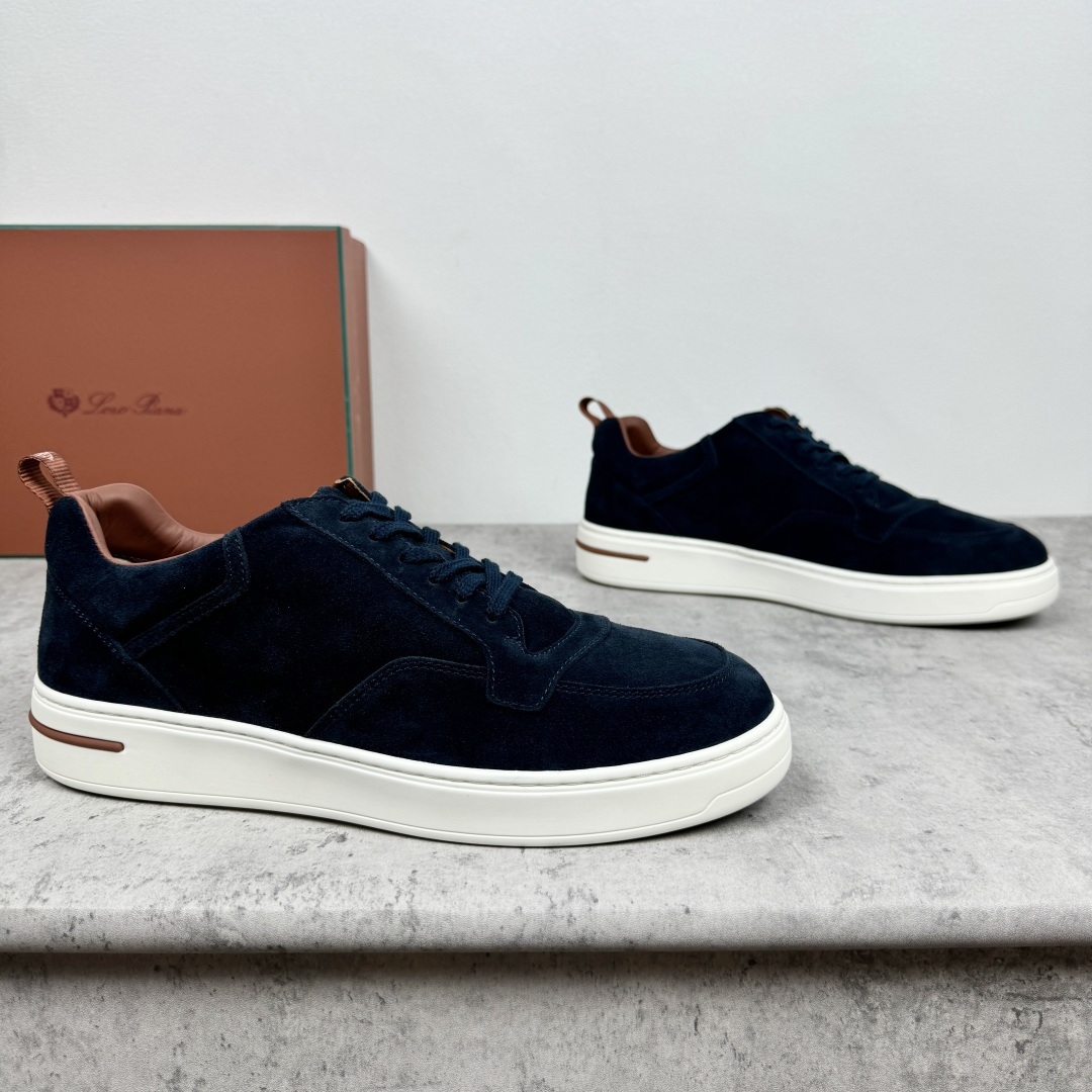 NO:351373,LoroPiana/NuoyouPianya newport Walk men's casual shoes. LP lace-up casual shoes that are as comfortable as clouds on your feet!  This upper is made of soft and comfortable reverse velvet cowhide/litchi pattern cowhide simple geometric cutting and splicing. The empty glue process is made, with rear webbing lifting shoe rings, soft calfskin tongue, genuine leather footbeds, the top layer of breathable and soft cowhide inner, and the ultimate comfortable foot feeling. The classic style highlights the sporty style. The light sole adds a line of modernity to the shoes. The same-color nylon lace sole has lightweight inserts inside the sole. The Kummel rubber sole is decorated with LP abbreviation and the Kummel eyelet is decorated with the Loro Piana logo to match every day!  The original box of the counter is equipped with dust bags!  Size 39-40-41-42-43-44 Leather shoes size (customized 45.46 cannot be returned or exchanged) Article number FAM1713 reverse velvet leather hidden blue, loro piana, loro piana, cowhide19860909批 LoroPiana/诺悠翩雅 newport Walk男士休闲鞋 上脚踩云朵般舒服的LP系带休闲鞋！ 这款鞋面采用柔软舒适的反绒牛皮/荔枝纹牛皮简约几何裁剪拼接.空胶工艺做法,后置织带提鞋环带,柔软的小牛皮鞋舌,真皮垫脚,头层透气柔软牛皮内里,极致舒适脚感.经典版型突显运动风范.轻盈的鞋底则更为鞋子添增了一线现代感.同色系锦纶材质鞋带鞋底内部带有轻盈材料的嵌件 Kummel 色橡胶鞋底通体饰有 LP 首字母缩写 Kummel 色孔眼饰有 Loro Piana 徽标 满足日常一起搭配！专柜原盒包装附防尘袋 ！ 尺码39-40-41-42-43-44 皮鞋尺码（可定制45.46不能退换） 货号FAM1713反绒皮 藏蓝,,loro piana,loro piana,cowhide,Men's shoes