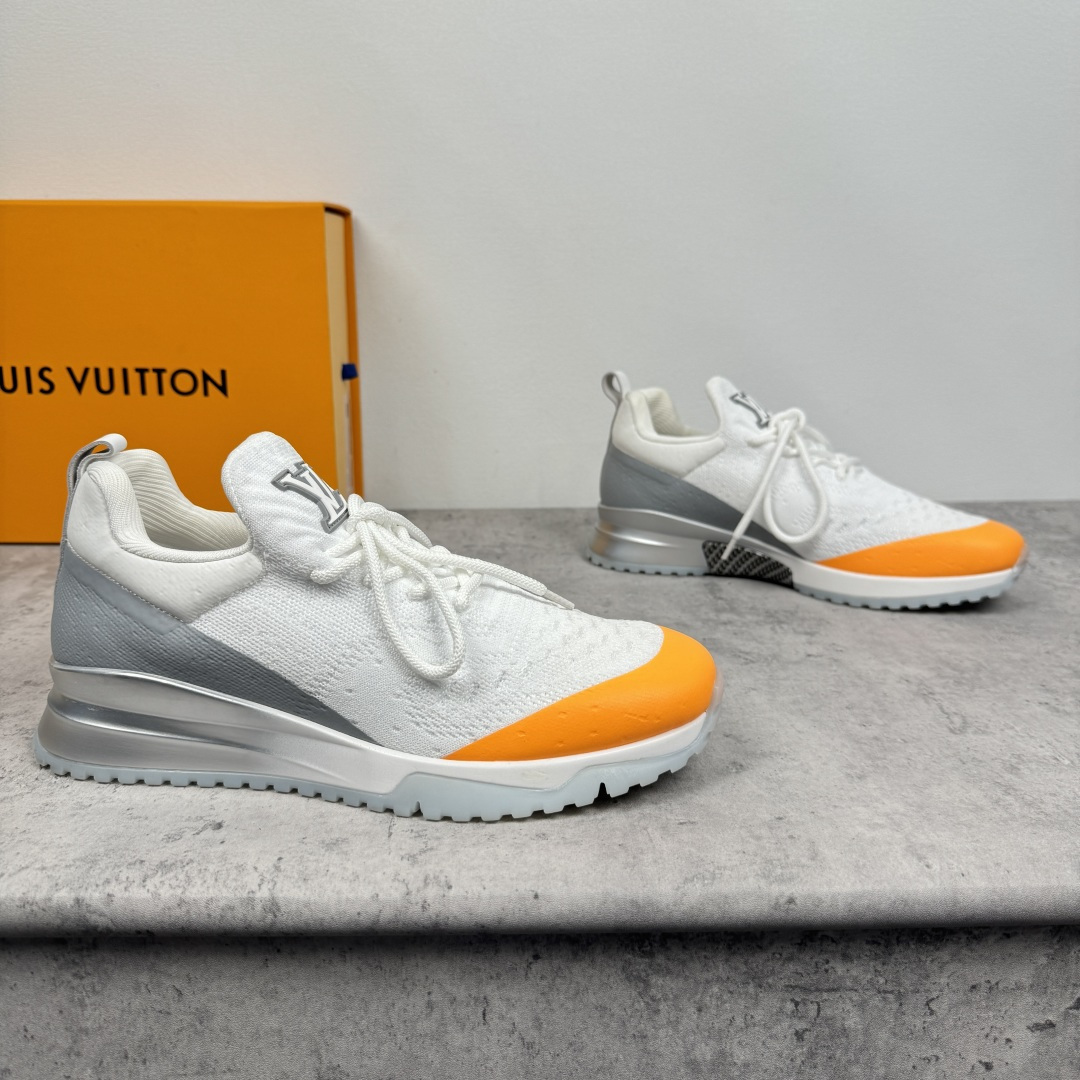 NO:354718,Louis Vuitton's new Lv Skate men's new breathable fabric sneakers, thick-soled lace-up knitted sneakers, with lightweight TPU and fabric knitted uppers, round lace-up design, the tongue is embellished with LV badges, the heel is equipped with genuine leather shoe lifting tabs, matched with rubber sole, mesh inner cotton footbed, comfort is as extreme as ever, quality is always passed down, quality first, the tongue's large logo mark details Lightweight sole, excellent comfort, rear rubber mark lifting shoe belt, integrated footwear wearing style, lace-up decorative style, extremely distinctive details, multiple colors are available to meet different matching needs. Come with a full set of original packaging!  Size 39-40-41-42-43-44 Standard leather shoe size (38/45 can be customized but does not support return and exchange), louis vuitton,louis vuitton,sneakers19860909路易威登新款Lv Skate 男士新款透气织物运动鞋厚底系带针织运动鞋,采用轻质tpu和织物针织鞋面,圆形系带设计,鞋舌饰以LV徽章点缀,后跟配有真皮鞋提拉袢,搭配橡胶鞋底,网布内里棉垫脚,舒适性一如既往的达到极致,精品传承,品质至上,鞋舌大logo标细节 轻质大底,舒适性极好,后置胶标提鞋环带,一体式套脚穿着方式,系带装饰风格,极具特色细节,多重颜色可选,满足不同搭配需求.配全套原包装！ 尺码39-40-41-42-43-44 标准皮鞋尺码（38/45可定做但不支持退换）,,louis vuitton,louis vuitton,sneakers,Men's shoes