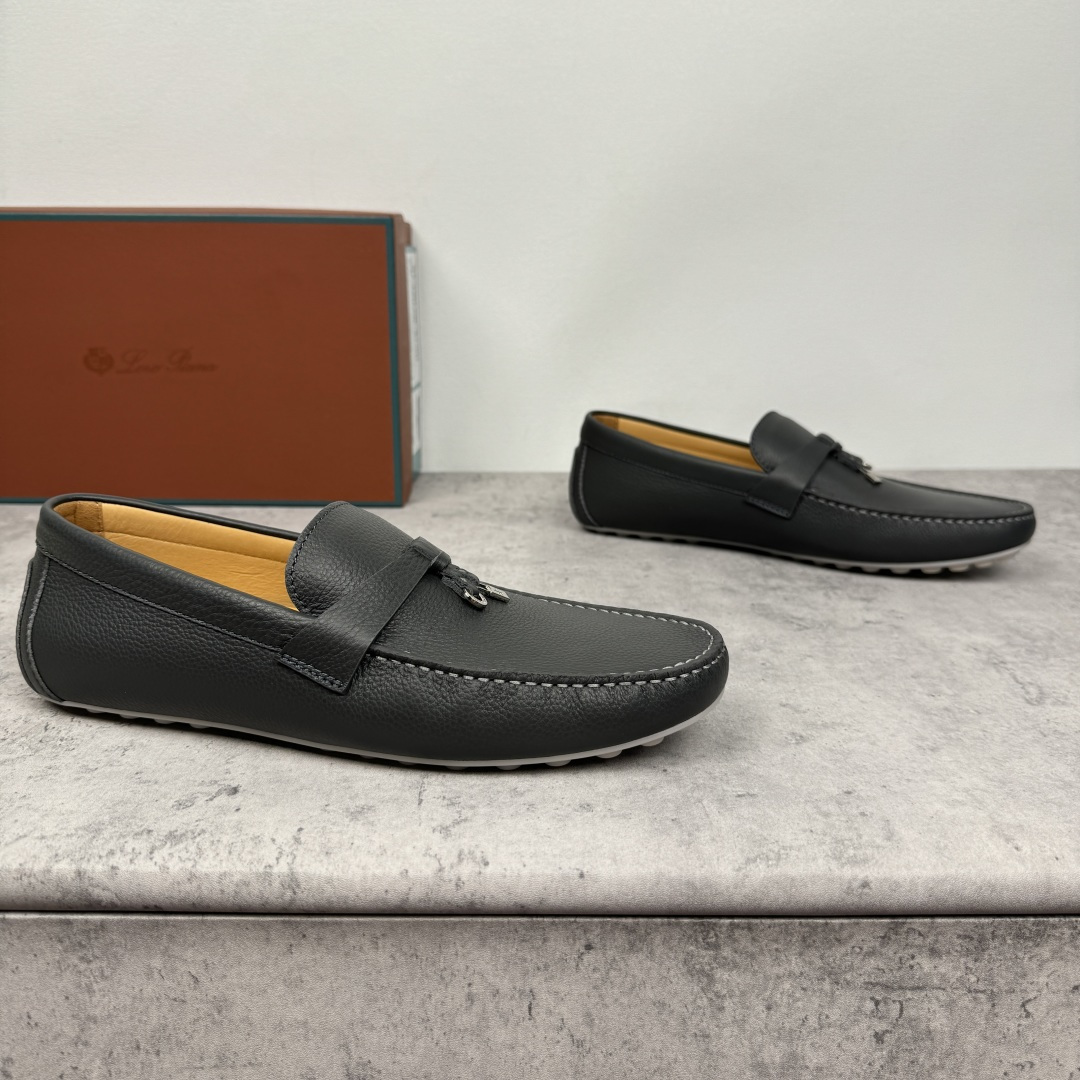 NO:353967,LoroPiana/NuoyouPianya Dot sole Walk Men's Mocasin Shoes!  Heavy industry-made leather material, the details are found in the ceiling level, which beats all the market currency!  This suede cowhide/litchi pattern cowhide leather mokaxin soft sole draws on classic driving shoes and uses LP logo pebbled rubber sole. It is hand-sewn, extra soft, with water-resistant effect, tight texture, durable, exquisite and beautiful. It easily shows a delicate casual style, suitable for matching with various clothing, creating a variety of styles. The double heel pads echo the details of the classic driving shoes lining, full cowhide medium and low, 1CM thick latex footbed, Doudou rubber soft sole is lightweight, soft and comfortable, exclusive to driving casual, multi-color selection of classic and versatile, with a full set of packaging!  Size 39-40-41-42-43-44 leather shoes size (customized 38.45 without return) Article number FAN0236 leather surface black, loro piana, loro piana, cowhide19860909批 LoroPiana/诺悠翩雅 Dot sole Walk男士莫卡辛鞋 ！重工打造,皮料材质看细节,天花板级,吊打一切市面通货！ 此绒面牛皮/荔枝纹牛皮革莫卡辛软底鞋借鉴经典驾驶鞋,采用LP徽标鹅卵石纹橡胶鞋底.手工缝制,格外柔软,具有防泼水效果,质地紧密,经久耐用,精致美观.轻松彰显考究的休闲风格,适合与各种服饰搭配,打造出多变而精致的造型.双后跟衬垫,与经典驾驶鞋内衬形成细节呼应,全牛皮中低,1CM厚乳胶垫脚,豆豆橡胶软底轻质柔软舒适,开车休闲专属,多色可选经典百搭,配全套包装！ 尺码39-40-41-42-43-44皮鞋尺码（可定制38.45不退换） 货号FAN0236皮面黑色,,loro piana,loro piana,cowhide,Men's shoes