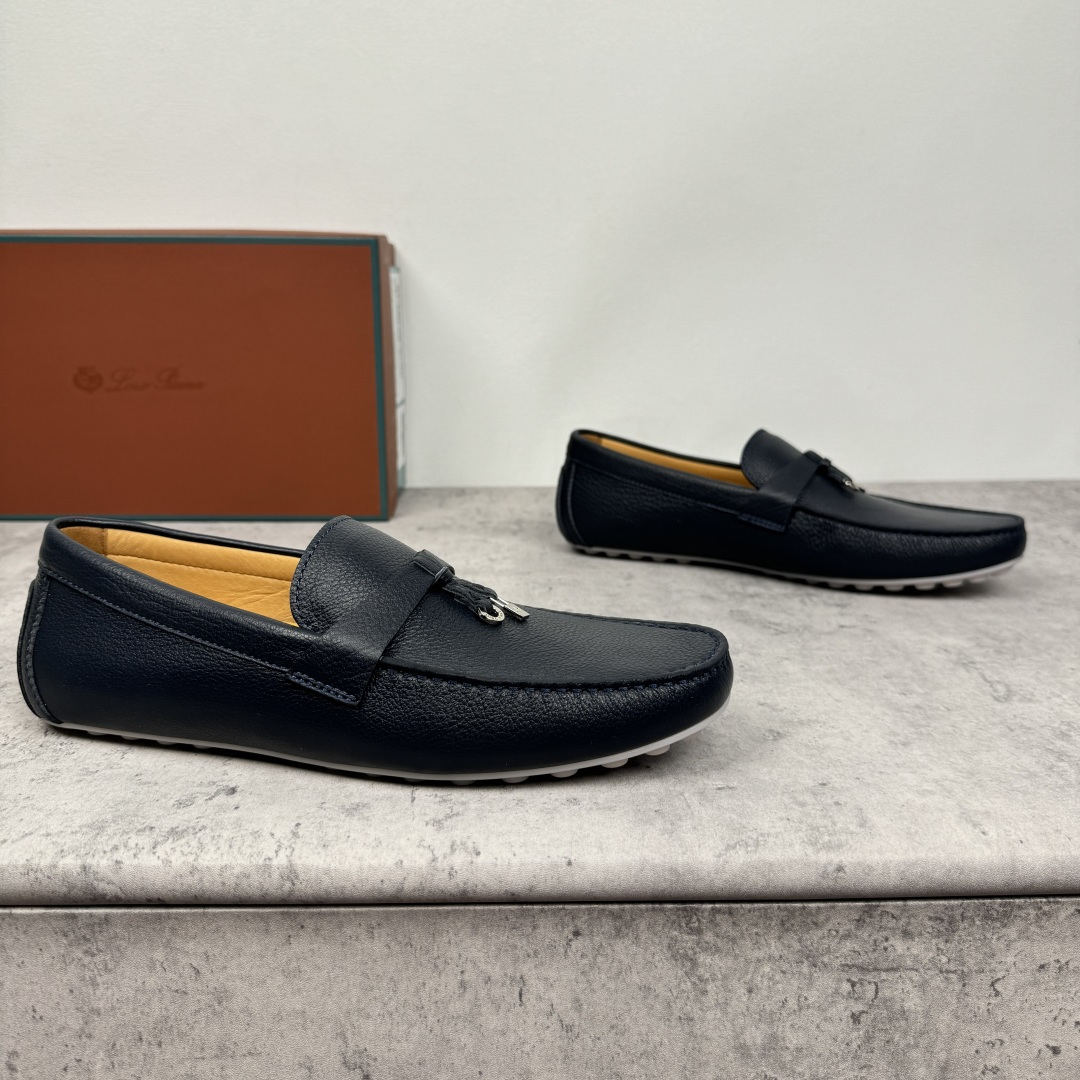NO:353988,LoroPiana/NuoyouPianya Dot sole Walk Men's Mocasin Shoes!  Heavy industry-made leather material, the details are found in the ceiling level, which beats all the market currency!  This suede cowhide/litchi pattern cowhide leather mokaxin soft sole draws on classic driving shoes and uses LP logo pebbled rubber sole. It is hand-sewn, extra soft, with water-resistant effect, tight texture, durable, exquisite and beautiful. It easily shows a delicate casual style, suitable for matching with various clothing, creating a variety of styles. The double heel pads echo the details of the classic driving shoes lining, full cowhide medium and low, 1CM thick latex footbed, Doudou rubber soft sole is lightweight, soft and comfortable, exclusive to driving casual, multi-color selection of classic and versatile, with a full set of packaging!  Size 39-40-41-42-43-44 leather shoes size (customized 38.45 without return) Article number FAN0236 leather dark blue, loro piana, loro piana, cowhide19860909批 LoroPiana/诺悠翩雅 Dot sole Walk男士莫卡辛鞋 ！重工打造,皮料材质看细节,天花板级,吊打一切市面通货！ 此绒面牛皮/荔枝纹牛皮革莫卡辛软底鞋借鉴经典驾驶鞋,采用LP徽标鹅卵石纹橡胶鞋底.手工缝制,格外柔软,具有防泼水效果,质地紧密,经久耐用,精致美观.轻松彰显考究的休闲风格,适合与各种服饰搭配,打造出多变而精致的造型.双后跟衬垫,与经典驾驶鞋内衬形成细节呼应,全牛皮中低,1CM厚乳胶垫脚,豆豆橡胶软底轻质柔软舒适,开车休闲专属,多色可选经典百搭,配全套包装！ 尺码39-40-41-42-43-44皮鞋尺码（可定制38.45不退换） 货号FAN0236皮面深蓝,,loro piana,loro piana,cowhide,Men's shoes