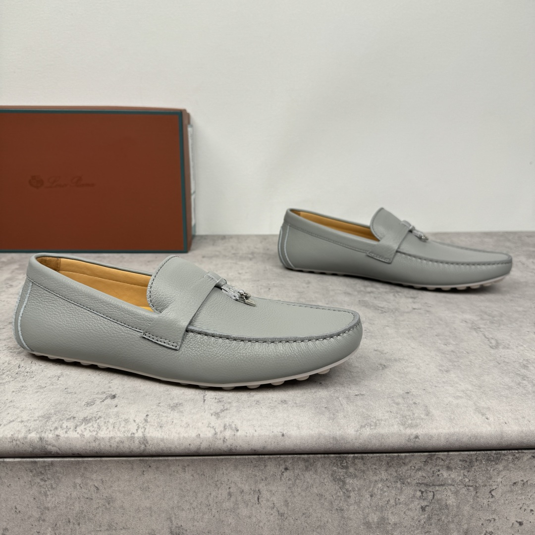 NO:353999,LoroPiana/NuoyouPianya Dot sole Walk Men's Mocasin Shoes!  Heavy industry-made leather material, the details are found in the ceiling level, which beats all the market currency!  This suede cowhide/litchi pattern cowhide leather mokaxin soft sole draws on classic driving shoes and uses LP logo pebbled rubber sole. It is hand-sewn, extra soft, with water-resistant effect, tight texture, durable, exquisite and beautiful. It easily shows a delicate casual style, suitable for matching with various clothing, creating a variety of styles. The double heel pads echo the details of the classic driving shoes lining, full cowhide medium and low, 1CM thick latex footbed, Doudou rubber soft sole is lightweight, soft and comfortable, exclusive to driving casual, multi-color selection of classic and versatile, with a full set of packaging!  Size 39-40-41-42-43-44 leather shoes size (customized 38.45 without return) Item number FAN0236 light gray leather surface, loro piana, loro piana, cowhide19860909批 LoroPiana/诺悠翩雅 Dot sole Walk男士莫卡辛鞋 ！重工打造,皮料材质看细节,天花板级,吊打一切市面通货！ 此绒面牛皮/荔枝纹牛皮革莫卡辛软底鞋借鉴经典驾驶鞋,采用LP徽标鹅卵石纹橡胶鞋底.手工缝制,格外柔软,具有防泼水效果,质地紧密,经久耐用,精致美观.轻松彰显考究的休闲风格,适合与各种服饰搭配,打造出多变而精致的造型.双后跟衬垫,与经典驾驶鞋内衬形成细节呼应,全牛皮中低,1CM厚乳胶垫脚,豆豆橡胶软底轻质柔软舒适,开车休闲专属,多色可选经典百搭,配全套包装！ 尺码39-40-41-42-43-44皮鞋尺码（可定制38.45不退换） 货号FAN0236皮面浅灰,,loro piana,loro piana,cowhide,Men's shoes