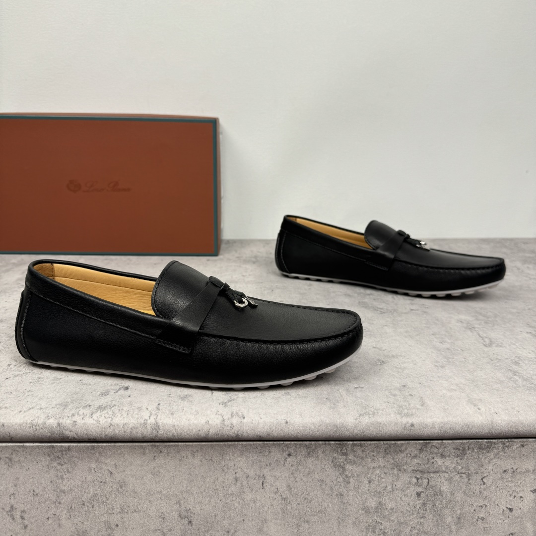 NO:354033,LoroPiana/NuoyouPianya Dot sole Walk Men's Mocasin Shoes!  Heavy industry-made leather material, the details are found in the ceiling level, which beats all the market currency!  This suede cowhide/litchi pattern cowhide leather mokaxin soft sole draws on classic driving shoes and uses LP logo pebbled rubber sole. It is hand-sewn, extra soft, with water-resistant effect, tight texture, durable, exquisite and beautiful. It easily shows a delicate casual style, suitable for matching with various clothing, creating a variety of styles. The double heel pads echo the details of the classic driving shoes lining, full cowhide medium and low, 1CM thick latex footbed, Doudou rubber soft sole is lightweight, soft and comfortable, exclusive to driving casual, multi-color selection of classic and versatile, with a full set of packaging!  Size 39-40-41-42-43-44 leather shoes size (customized 38.45 without return) Article number FAN0236 leather surface black, loro piana, loro piana, cowhide19860909批 LoroPiana/诺悠翩雅 Dot sole Walk男士莫卡辛鞋 ！重工打造,皮料材质看细节,天花板级,吊打一切市面通货！ 此绒面牛皮/荔枝纹牛皮革莫卡辛软底鞋借鉴经典驾驶鞋,采用LP徽标鹅卵石纹橡胶鞋底.手工缝制,格外柔软,具有防泼水效果,质地紧密,经久耐用,精致美观.轻松彰显考究的休闲风格,适合与各种服饰搭配,打造出多变而精致的造型.双后跟衬垫,与经典驾驶鞋内衬形成细节呼应,全牛皮中低,1CM厚乳胶垫脚,豆豆橡胶软底轻质柔软舒适,开车休闲专属,多色可选经典百搭,配全套包装！ 尺码39-40-41-42-43-44皮鞋尺码（可定制38.45不退换） 货号FAN0236皮面黑色,,loro piana,loro piana,cowhide,Men's shoes