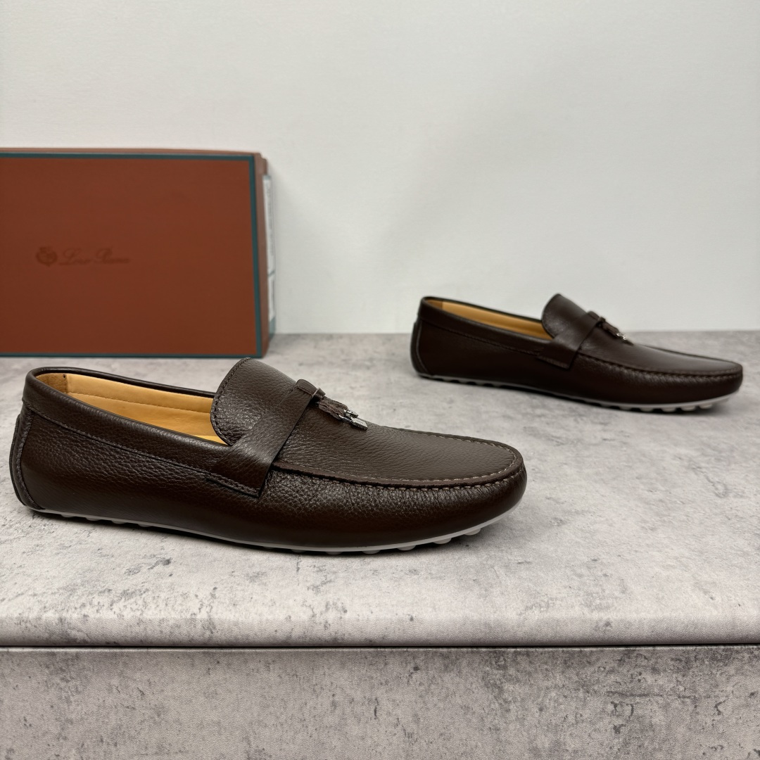 NO:354050,LoroPiana/NuoyouPianya Dot sole Walk Men's Mocasin Shoes!  Heavy industry-made leather material, the details are found in the ceiling level, which beats all the market currency!  This suede cowhide/litchi pattern cowhide leather mokaxin soft sole draws on classic driving shoes and uses LP logo pebbled rubber sole. It is hand-sewn, extra soft, with water-resistant effect, tight texture, durable, exquisite and beautiful. It easily shows a delicate casual style, suitable for matching with various clothing, creating a variety of styles. The double heel pads echo the details of the classic driving shoes lining, full cowhide medium and low, 1CM thick latex footbed, Doudou rubber soft sole is lightweight, soft and comfortable, exclusive to driving casual, multi-color selection of classic and versatile, with a full set of packaging!  Size 39-40-41-42-43-44 leather shoes size (customized 38.45 without return) Article number FAN0236 leather-faced deep coffee, loro piana, loro piana, cowhide19860909批 LoroPiana/诺悠翩雅 Dot sole Walk男士莫卡辛鞋 ！重工打造,皮料材质看细节,天花板级,吊打一切市面通货！ 此绒面牛皮/荔枝纹牛皮革莫卡辛软底鞋借鉴经典驾驶鞋,采用LP徽标鹅卵石纹橡胶鞋底.手工缝制,格外柔软,具有防泼水效果,质地紧密,经久耐用,精致美观.轻松彰显考究的休闲风格,适合与各种服饰搭配,打造出多变而精致的造型.双后跟衬垫,与经典驾驶鞋内衬形成细节呼应,全牛皮中低,1CM厚乳胶垫脚,豆豆橡胶软底轻质柔软舒适,开车休闲专属,多色可选经典百搭,配全套包装！ 尺码39-40-41-42-43-44皮鞋尺码（可定制38.45不退换） 货号FAN0236皮面深咖,,loro piana,loro piana,cowhide,Men's shoes