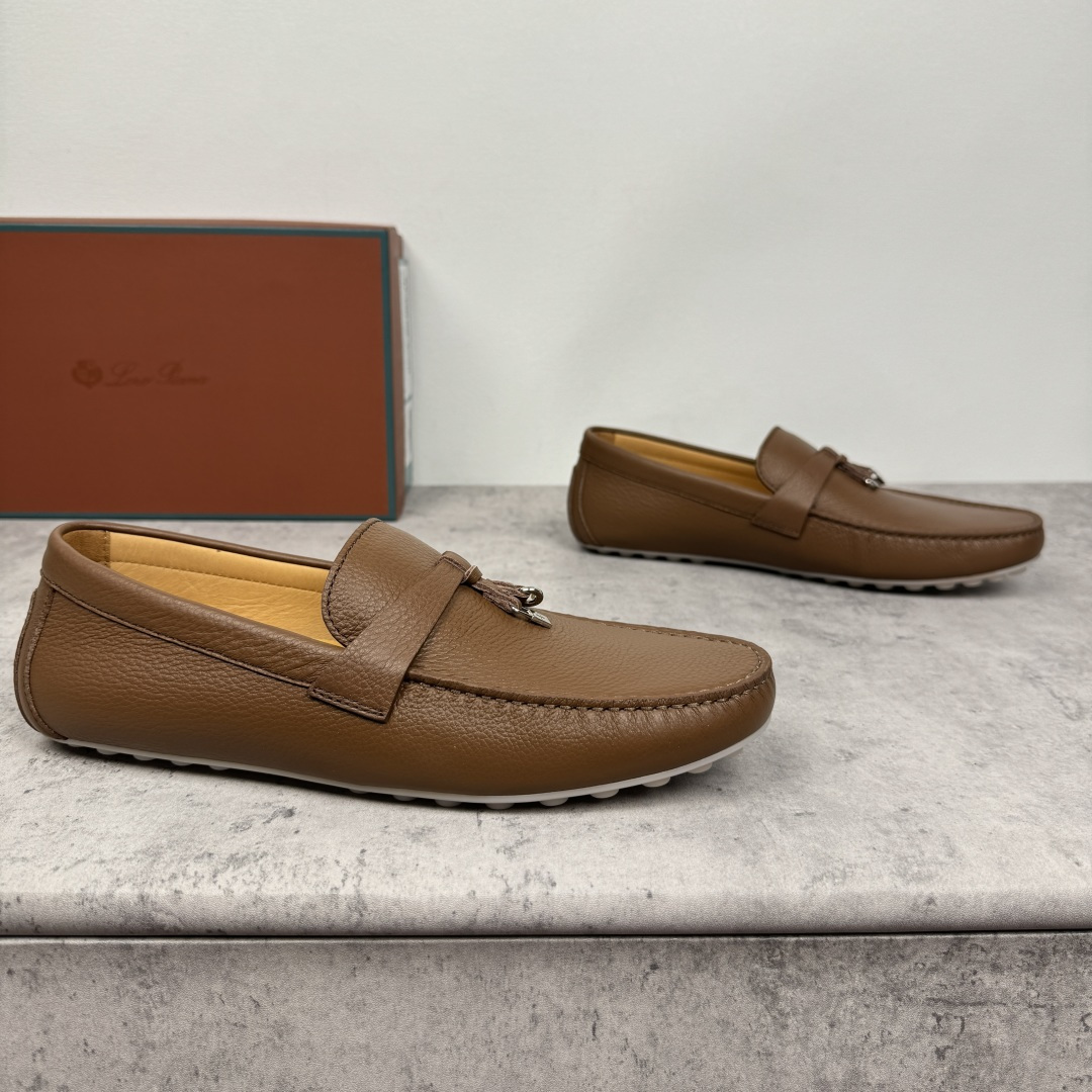 NO:354068,LoroPiana/NuoyouPianya Dot sole Walk Men's Mocasin Shoes!  Heavy industry-made leather material, the details are found in the ceiling level, which beats all the market currency!  This suede cowhide/litchi pattern cowhide leather mokaxin soft sole draws on classic driving shoes and uses LP logo pebbled rubber sole. It is hand-sewn, extra soft, with water-resistant effect, tight texture, durable, exquisite and beautiful. It easily shows a delicate casual style, suitable for matching with various clothing, creating a variety of styles. The double heel pads echo the details of the classic driving shoes lining, full cowhide medium and low, 1CM thick latex footbed, Doudou rubber soft sole is lightweight, soft and comfortable, exclusive to driving casual, multi-color selection of classic and versatile, with a full set of packaging!  Size 39-40-41-42-43-44 leather shoes size (customized 38.45 without return) Article number FAN0236 leather surface light coffee, loro piana, loro piana, cowhide19860909批 LoroPiana/诺悠翩雅 Dot sole Walk男士莫卡辛鞋 ！重工打造,皮料材质看细节,天花板级,吊打一切市面通货！ 此绒面牛皮/荔枝纹牛皮革莫卡辛软底鞋借鉴经典驾驶鞋,采用LP徽标鹅卵石纹橡胶鞋底.手工缝制,格外柔软,具有防泼水效果,质地紧密,经久耐用,精致美观.轻松彰显考究的休闲风格,适合与各种服饰搭配,打造出多变而精致的造型.双后跟衬垫,与经典驾驶鞋内衬形成细节呼应,全牛皮中低,1CM厚乳胶垫脚,豆豆橡胶软底轻质柔软舒适,开车休闲专属,多色可选经典百搭,配全套包装！ 尺码39-40-41-42-43-44皮鞋尺码（可定制38.45不退换） 货号FAN0236皮面浅咖,,loro piana,loro piana,cowhide,Men's shoes