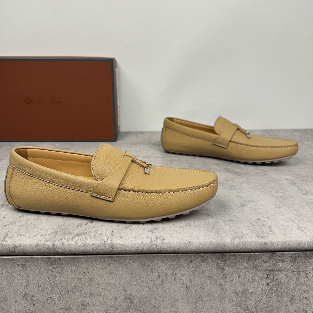 NO:354086,LoroPiana/NuoyouPianya Dot sole Walk Men's Mocasin Shoes!  Heavy industry-made leather material, the details are found in the ceiling level, which beats all the market currency!  This suede cowhide/litchi pattern cowhide leather mokaxin soft sole draws on classic driving shoes and uses LP logo pebbled rubber sole. It is hand-sewn, extra soft, with water-resistant effect, tight texture, durable, exquisite and beautiful. It easily shows a delicate casual style, suitable for matching with various clothing, creating a variety of styles. The double heel pads echo the details of the classic driving shoes lining, full cowhide medium and low, 1CM thick latex footbed, Doudou rubber soft sole is lightweight, soft and comfortable, exclusive to driving casual, multi-color selection of classic and versatile, with a full set of packaging!  Size 39-40-41-42-43-44 leather shoes size (customized 38.45 without return) Article number FAN0236 light brown leather surface, loro piana, loro piana, cowhide19860909批 LoroPiana/诺悠翩雅 Dot sole Walk男士莫卡辛鞋 ！重工打造,皮料材质看细节,天花板级,吊打一切市面通货！ 此绒面牛皮/荔枝纹牛皮革莫卡辛软底鞋借鉴经典驾驶鞋,采用LP徽标鹅卵石纹橡胶鞋底.手工缝制,格外柔软,具有防泼水效果,质地紧密,经久耐用,精致美观.轻松彰显考究的休闲风格,适合与各种服饰搭配,打造出多变而精致的造型.双后跟衬垫,与经典驾驶鞋内衬形成细节呼应,全牛皮中低,1CM厚乳胶垫脚,豆豆橡胶软底轻质柔软舒适,开车休闲专属,多色可选经典百搭,配全套包装！ 尺码39-40-41-42-43-44皮鞋尺码（可定制38.45不退换） 货号FAN0236皮面浅棕,,loro piana,loro piana,cowhide,Men's shoes