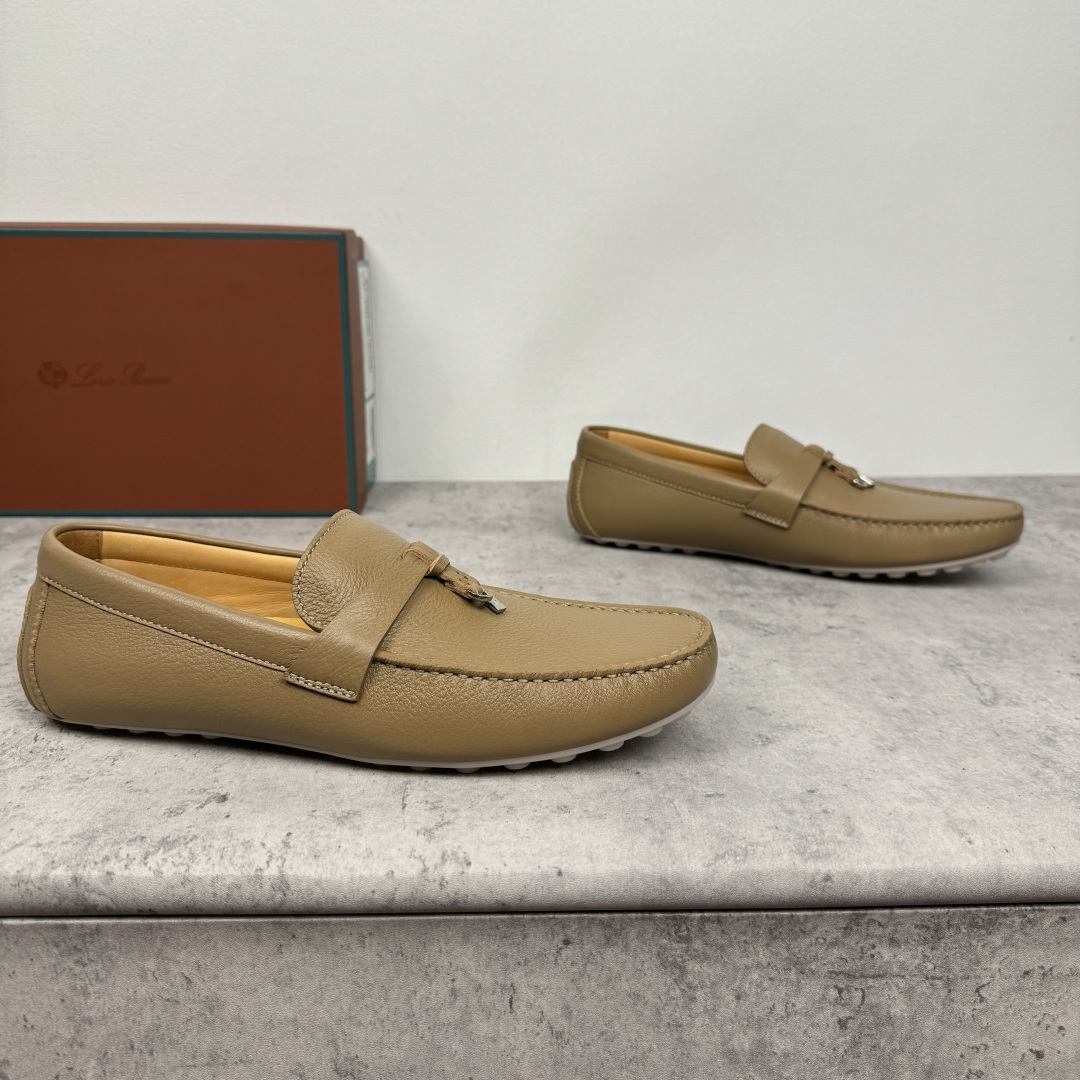 NO:353938,LoroPiana/NuoyouPianya Dot sole Walk Men's Mocasin Shoes!  Heavy industry-made leather material, the details are found in the ceiling level, which beats all the market currency!  This suede cowhide/litchi pattern cowhide leather mokaxin soft sole draws on classic driving shoes and uses LP logo pebbled rubber sole. It is hand-sewn, extra soft, with water-resistant effect, tight texture, durable, exquisite and beautiful. It easily shows a delicate casual style, suitable for matching with various clothing, creating a variety of styles. The double heel pads echo the details of the classic driving shoes lining, full cowhide medium and low, 1CM thick latex footbed, Doudou rubber soft sole is lightweight, soft and comfortable, exclusive to driving casual, multi-color selection of classic and versatile, with a full set of packaging!  Size 39-40-41-42-43-44 leather shoes size (customized 38.45 without return) Article number FAN0236 leather surface dark brown, loro piana, loro piana, cowhide19860909批 LoroPiana/诺悠翩雅 Dot sole Walk男士莫卡辛鞋 ！重工打造,皮料材质看细节,天花板级,吊打一切市面通货！ 此绒面牛皮/荔枝纹牛皮革莫卡辛软底鞋借鉴经典驾驶鞋,采用LP徽标鹅卵石纹橡胶鞋底.手工缝制,格外柔软,具有防泼水效果,质地紧密,经久耐用,精致美观.轻松彰显考究的休闲风格,适合与各种服饰搭配,打造出多变而精致的造型.双后跟衬垫,与经典驾驶鞋内衬形成细节呼应,全牛皮中低,1CM厚乳胶垫脚,豆豆橡胶软底轻质柔软舒适,开车休闲专属,多色可选经典百搭,配全套包装！ 尺码39-40-41-42-43-44皮鞋尺码（可定制38.45不退换） 货号FAN0236皮面深棕,,loro piana,loro piana,cowhide,Men's shoes