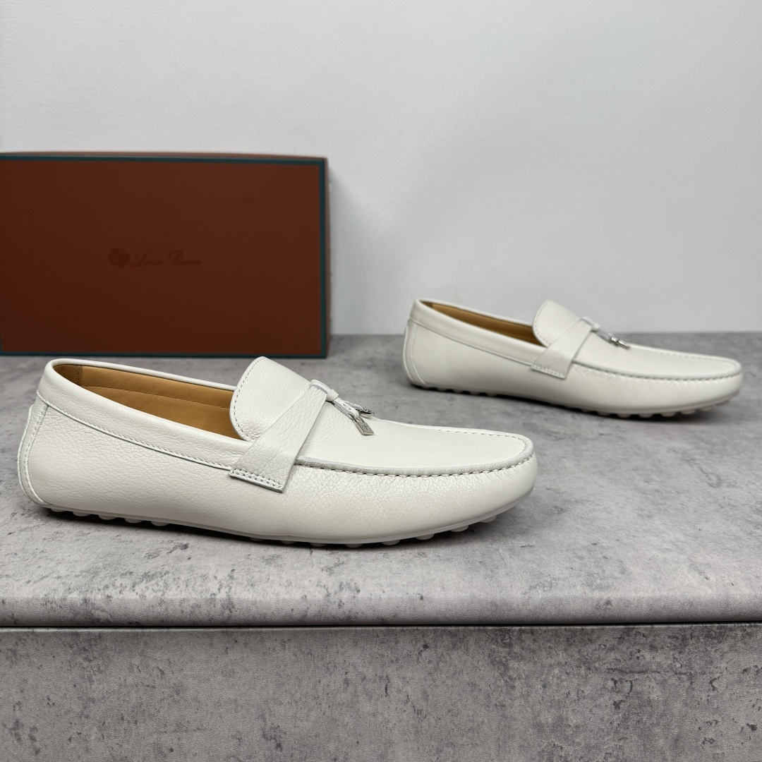 NO:353954,LoroPiana/NuoyouPianya Dot sole Walk Men's Mocasin Shoes!  Heavy industry-made leather material, the details are found in the ceiling level, which beats all the market currency!  This suede cowhide/litchi pattern cowhide leather mokaxin soft sole draws on classic driving shoes and uses LP logo pebbled rubber sole. It is hand-sewn, extra soft, with water-resistant effect, tight texture, durable, exquisite and beautiful. It easily shows a delicate casual style, suitable for matching with various clothing, creating a variety of styles. The double heel pads echo the details of the classic driving shoes lining, full cowhide medium and low, 1CM thick latex footbed, Doudou rubber soft sole is lightweight, soft and comfortable, exclusive to driving casual, multi-color selection of classic and versatile, with a full set of packaging!  Size 39-40-41-42-43-44 leather shoes size (customized 38.45 without return) Article number FAN0236 leather surface white, loro piana, loro piana, cowhide19860909批 LoroPiana/诺悠翩雅 Dot sole Walk男士莫卡辛鞋 ！重工打造,皮料材质看细节,天花板级,吊打一切市面通货！ 此绒面牛皮/荔枝纹牛皮革莫卡辛软底鞋借鉴经典驾驶鞋,采用LP徽标鹅卵石纹橡胶鞋底.手工缝制,格外柔软,具有防泼水效果,质地紧密,经久耐用,精致美观.轻松彰显考究的休闲风格,适合与各种服饰搭配,打造出多变而精致的造型.双后跟衬垫,与经典驾驶鞋内衬形成细节呼应,全牛皮中低,1CM厚乳胶垫脚,豆豆橡胶软底轻质柔软舒适,开车休闲专属,多色可选经典百搭,配全套包装！ 尺码39-40-41-42-43-44皮鞋尺码（可定制38.45不退换） 货号FAN0236皮面白色,,loro piana,loro piana,cowhide,Men's shoes