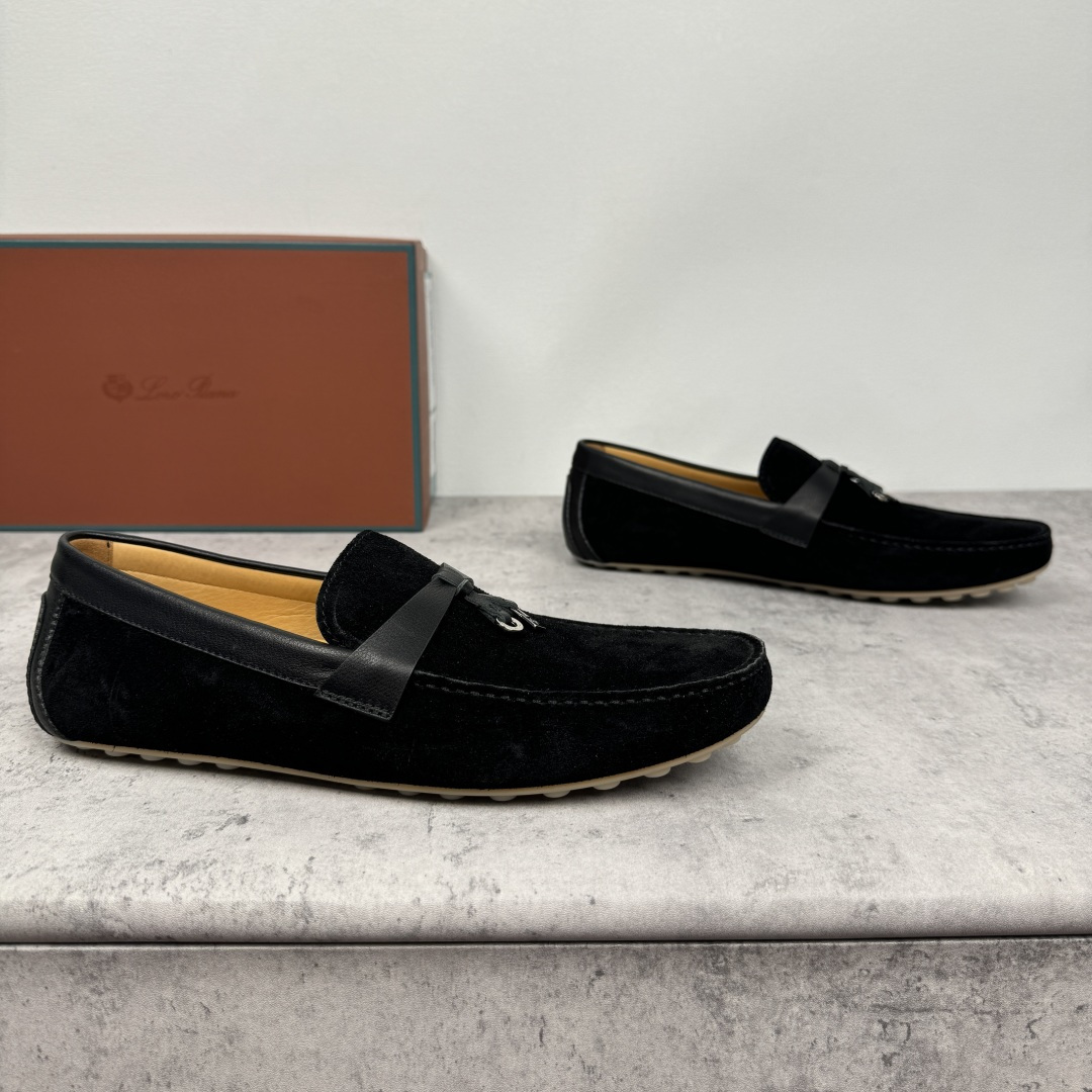 NO:353974,LoroPiana/NuoyouPianya Dot sole Walk Men's Mocasin Shoes!  Heavy industry-made leather material, the details are found in the ceiling level, which beats all the market currency!  This suede cowhide/litchi pattern cowhide leather mokaxin soft sole draws on classic driving shoes and uses LP logo pebbled rubber sole. It is hand-sewn, extra soft, with water-resistant effect, tight texture, durable, exquisite and beautiful. It easily shows a delicate casual style, suitable for matching with various clothing, creating a variety of styles. The double heel pads echo the details of the classic driving shoes lining, full cowhide medium and low, 1CM thick latex footbed, Doudou rubber soft sole is lightweight, soft and comfortable, exclusive to driving casual, multi-color selection of classic and versatile, with a full set of packaging!  Size 39-40-41-42-43-44 leather shoes size (customized 38.45 without return) Article number FAN0236 suede black, loro piana, loro piana, cowhide19860909批 LoroPiana/诺悠翩雅 Dot sole Walk男士莫卡辛鞋 ！重工打造,皮料材质看细节,天花板级,吊打一切市面通货！ 此绒面牛皮/荔枝纹牛皮革莫卡辛软底鞋借鉴经典驾驶鞋,采用LP徽标鹅卵石纹橡胶鞋底.手工缝制,格外柔软,具有防泼水效果,质地紧密,经久耐用,精致美观.轻松彰显考究的休闲风格,适合与各种服饰搭配,打造出多变而精致的造型.双后跟衬垫,与经典驾驶鞋内衬形成细节呼应,全牛皮中低,1CM厚乳胶垫脚,豆豆橡胶软底轻质柔软舒适,开车休闲专属,多色可选经典百搭,配全套包装！ 尺码39-40-41-42-43-44皮鞋尺码（可定制38.45不退换） 货号FAN0236绒面 黑色,,loro piana,loro piana,cowhide,Men's shoes