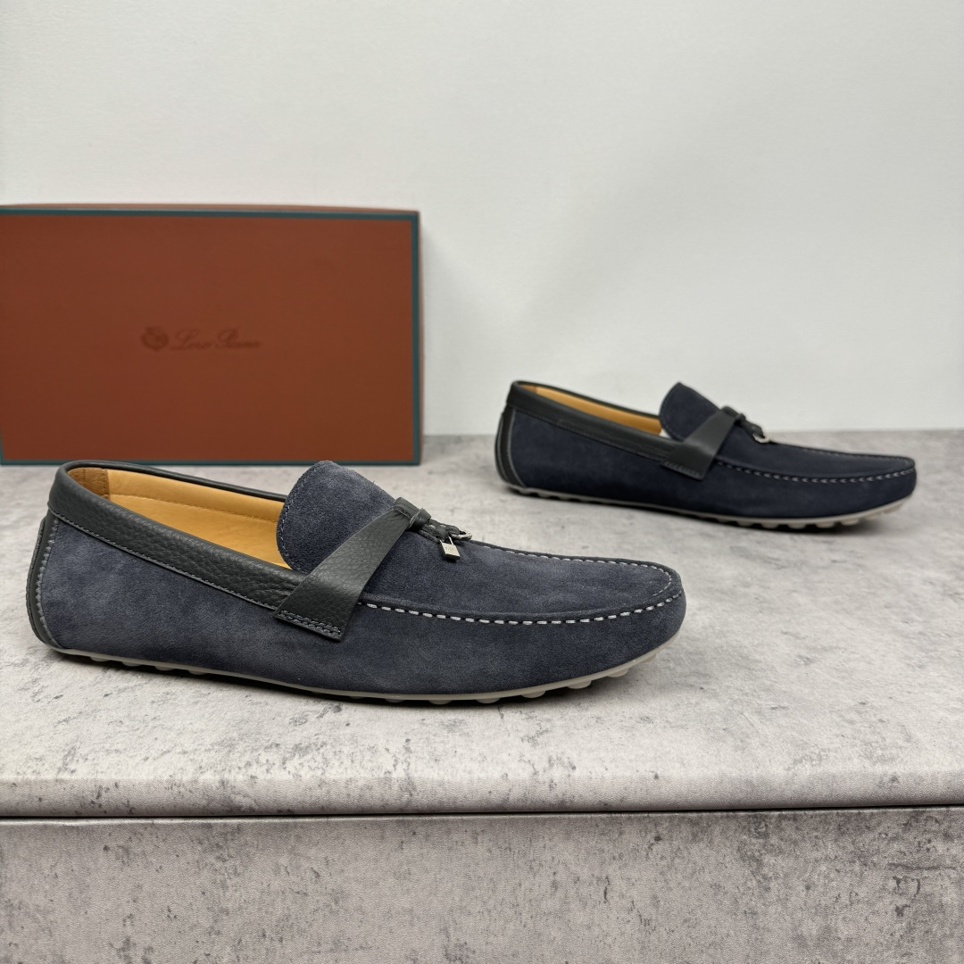 NO:353984,LoroPiana/NuoyouPianya Dot sole Walk Men's Mocasin Shoes!  Heavy industry-made leather material, the details are found in the ceiling level, which beats all the market currency!  This suede cowhide/litchi pattern cowhide leather mokaxin soft sole draws on classic driving shoes and uses LP logo pebbled rubber sole. It is hand-sewn, extra soft, with water-resistant effect, tight texture, durable, exquisite and beautiful. It easily shows a delicate casual style, suitable for matching with various clothing, creating a variety of styles. The double heel pads echo the details of the classic driving shoes lining, full cowhide medium and low, 1CM thick latex footbed, Doudou rubber soft sole is lightweight, soft and comfortable, exclusive to driving casual, multi-color selection of classic and versatile, with a full set of packaging!  Size 39-40-41-42-43-44 leather shoes size (customized 38.45 without return) Article number FAN0236 suede gray, loro piana, loro piana, cowhide19860909批 LoroPiana/诺悠翩雅 Dot sole Walk男士莫卡辛鞋 ！重工打造,皮料材质看细节,天花板级,吊打一切市面通货！ 此绒面牛皮/荔枝纹牛皮革莫卡辛软底鞋借鉴经典驾驶鞋,采用LP徽标鹅卵石纹橡胶鞋底.手工缝制,格外柔软,具有防泼水效果,质地紧密,经久耐用,精致美观.轻松彰显考究的休闲风格,适合与各种服饰搭配,打造出多变而精致的造型.双后跟衬垫,与经典驾驶鞋内衬形成细节呼应,全牛皮中低,1CM厚乳胶垫脚,豆豆橡胶软底轻质柔软舒适,开车休闲专属,多色可选经典百搭,配全套包装！ 尺码39-40-41-42-43-44皮鞋尺码（可定制38.45不退换） 货号FAN0236绒面 灰色,,loro piana,loro piana,cowhide,Men's shoes