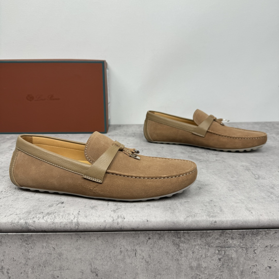 NO:353998,LoroPiana/NuoyouPianya Dot sole Walk Men's Mocasin Shoes!  Heavy industry-made leather material, the details are found in the ceiling level, which beats all the market currency!  This suede cowhide/litchi pattern cowhide leather mokaxin soft sole draws on classic driving shoes and uses LP logo pebbled rubber sole. It is hand-sewn, extra soft, with water-resistant effect, tight texture, durable, exquisite and beautiful. It easily shows a delicate casual style, suitable for matching with various clothing, creating a variety of styles. The double heel pads echo the details of the classic driving shoes lining, full cowhide medium and low, 1CM thick latex footbed, Doudou rubber soft sole is lightweight, soft and comfortable, exclusive to driving casual, multi-color selection of classic and versatile, with a full set of packaging!  Size 39-40-41-42-43-44 leather shoes size (customized 38.45 without return) Article number FAN0236 Suede dark brown, loro piana, loro piana, cowhide19860909批 LoroPiana/诺悠翩雅 Dot sole Walk男士莫卡辛鞋 ！重工打造,皮料材质看细节,天花板级,吊打一切市面通货！ 此绒面牛皮/荔枝纹牛皮革莫卡辛软底鞋借鉴经典驾驶鞋,采用LP徽标鹅卵石纹橡胶鞋底.手工缝制,格外柔软,具有防泼水效果,质地紧密,经久耐用,精致美观.轻松彰显考究的休闲风格,适合与各种服饰搭配,打造出多变而精致的造型.双后跟衬垫,与经典驾驶鞋内衬形成细节呼应,全牛皮中低,1CM厚乳胶垫脚,豆豆橡胶软底轻质柔软舒适,开车休闲专属,多色可选经典百搭,配全套包装！ 尺码39-40-41-42-43-44皮鞋尺码（可定制38.45不退换） 货号FAN0236绒面 深棕,,loro piana,loro piana,cowhide,Men's shoes