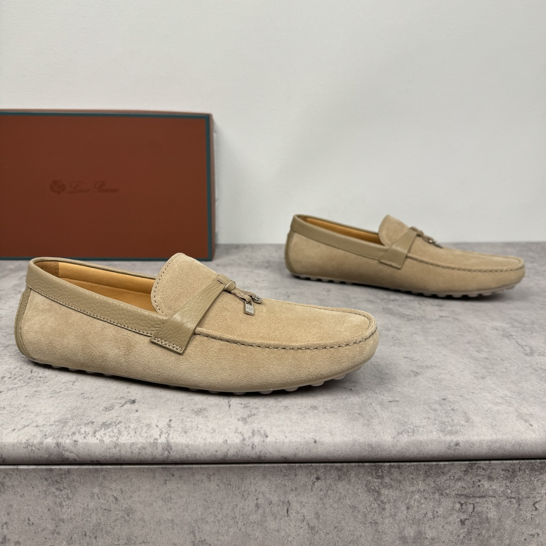 NO:354015,LoroPiana/NuoyouPianya Dot sole Walk Men's Mocasin Shoes!  Heavy industry-made leather material, the details are found in the ceiling level, which beats all the market currency!  This suede cowhide/litchi pattern cowhide leather mokaxin soft sole draws on classic driving shoes and uses LP logo pebbled rubber sole. It is hand-sewn, extra soft, with water-resistant effect, tight texture, durable, exquisite and beautiful. It easily shows a delicate casual style, suitable for matching with various clothing, creating a variety of styles. The double heel pads echo the details of the classic driving shoes lining, full cowhide medium and low, 1CM thick latex footbed, Doudou rubber soft sole is lightweight, soft and comfortable, exclusive to driving casual, multi-color selection of classic and versatile, with a full set of packaging!  Size 39-40-41-42-43-44 leather shoes size (customized 38.45 without return) Article number FAN0236 suede light brown, loro piana, loro piana, cowhide19860909批 LoroPiana/诺悠翩雅 Dot sole Walk男士莫卡辛鞋 ！重工打造,皮料材质看细节,天花板级,吊打一切市面通货！ 此绒面牛皮/荔枝纹牛皮革莫卡辛软底鞋借鉴经典驾驶鞋,采用LP徽标鹅卵石纹橡胶鞋底.手工缝制,格外柔软,具有防泼水效果,质地紧密,经久耐用,精致美观.轻松彰显考究的休闲风格,适合与各种服饰搭配,打造出多变而精致的造型.双后跟衬垫,与经典驾驶鞋内衬形成细节呼应,全牛皮中低,1CM厚乳胶垫脚,豆豆橡胶软底轻质柔软舒适,开车休闲专属,多色可选经典百搭,配全套包装！ 尺码39-40-41-42-43-44皮鞋尺码（可定制38.45不退换） 货号FAN0236绒面 浅棕,,loro piana,loro piana,cowhide,Men's shoes