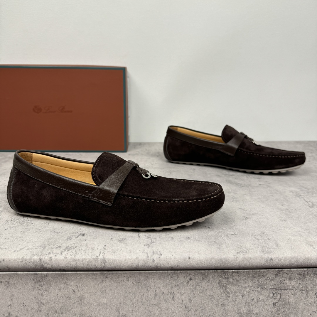NO:354034,LoroPiana/NuoyouPianya Dot sole Walk Men's Mocasin Shoes!  Heavy industry-made leather material, the details are found in the ceiling level, which beats all the market currency!  This suede cowhide/litchi pattern cowhide leather mokaxin soft sole draws on classic driving shoes and uses LP logo pebbled rubber sole. It is hand-sewn, extra soft, with water-resistant effect, tight texture, durable, exquisite and beautiful. It easily shows a delicate casual style, suitable for matching with various clothing, creating a variety of styles. The double heel pads echo the details of the classic driving shoes lining, full cowhide medium and low, 1CM thick latex footbed, Doudou rubber soft sole is lightweight, soft and comfortable, exclusive to driving casual, multi-color selection of classic and versatile, with a full set of packaging!  Size 39-40-41-42-43-44 leather shoes size (customized 38.45 without return) Article number FAN0236 Suede Coffee, loro piana, loro piana, cowhide19860909批 LoroPiana/诺悠翩雅 Dot sole Walk男士莫卡辛鞋 ！重工打造,皮料材质看细节,天花板级,吊打一切市面通货！ 此绒面牛皮/荔枝纹牛皮革莫卡辛软底鞋借鉴经典驾驶鞋,采用LP徽标鹅卵石纹橡胶鞋底.手工缝制,格外柔软,具有防泼水效果,质地紧密,经久耐用,精致美观.轻松彰显考究的休闲风格,适合与各种服饰搭配,打造出多变而精致的造型.双后跟衬垫,与经典驾驶鞋内衬形成细节呼应,全牛皮中低,1CM厚乳胶垫脚,豆豆橡胶软底轻质柔软舒适,开车休闲专属,多色可选经典百搭,配全套包装！ 尺码39-40-41-42-43-44皮鞋尺码（可定制38.45不退换） 货号FAN0236绒面 咖色,,loro piana,loro piana,cowhide,Men's shoes