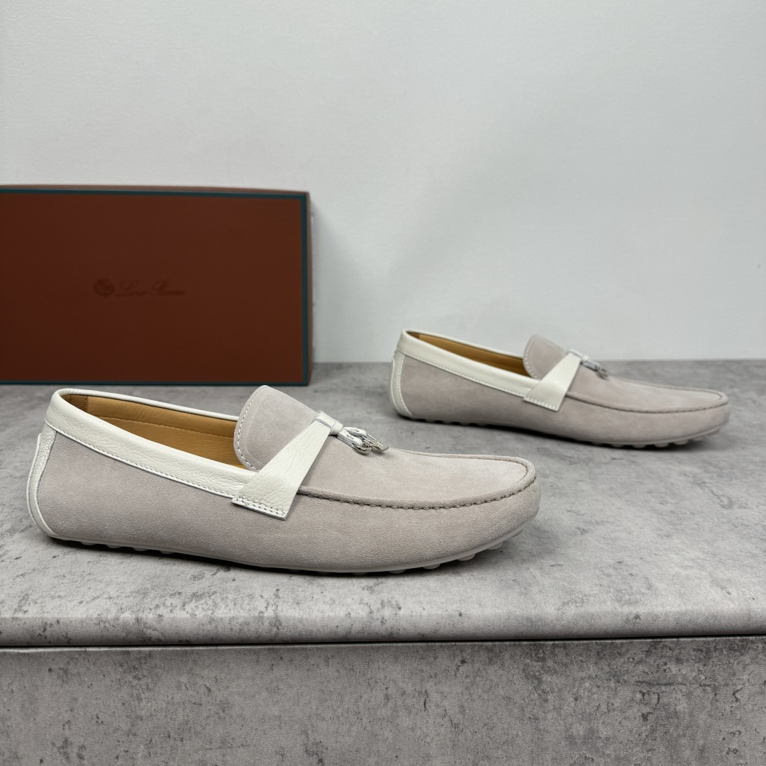 NO:354052,LoroPiana/NuoyouPianya Dot sole Walk Men's Mocasin Shoes!  Heavy industry-made leather material, the details are found in the ceiling level, which beats all the market currency!  This suede cowhide/litchi pattern cowhide leather mokaxin soft sole draws on classic driving shoes and uses LP logo pebbled rubber sole. It is hand-sewn, extra soft, with water-resistant effect, tight texture, durable, exquisite and beautiful. It easily shows a delicate casual style, suitable for matching with various clothing, creating a variety of styles. The double heel pads echo the details of the classic driving shoes lining, full cowhide medium and low, 1CM thick latex footbed, Doudou rubber soft sole is lightweight, soft and comfortable, exclusive to driving casual, multi-color selection of classic and versatile, with a full set of packaging!  Size 39-40-41-42-43-44 leather shoes size (customized 38.45 without return) Article number FAN0236 suede white gray, loro piana, loro piana, cowhide19860909批 LoroPiana/诺悠翩雅 Dot sole Walk男士莫卡辛鞋 ！重工打造,皮料材质看细节,天花板级,吊打一切市面通货！ 此绒面牛皮/荔枝纹牛皮革莫卡辛软底鞋借鉴经典驾驶鞋,采用LP徽标鹅卵石纹橡胶鞋底.手工缝制,格外柔软,具有防泼水效果,质地紧密,经久耐用,精致美观.轻松彰显考究的休闲风格,适合与各种服饰搭配,打造出多变而精致的造型.双后跟衬垫,与经典驾驶鞋内衬形成细节呼应,全牛皮中低,1CM厚乳胶垫脚,豆豆橡胶软底轻质柔软舒适,开车休闲专属,多色可选经典百搭,配全套包装！ 尺码39-40-41-42-43-44皮鞋尺码（可定制38.45不退换） 货号FAN0236绒面 白灰,,loro piana,loro piana,cowhide,Men's shoes