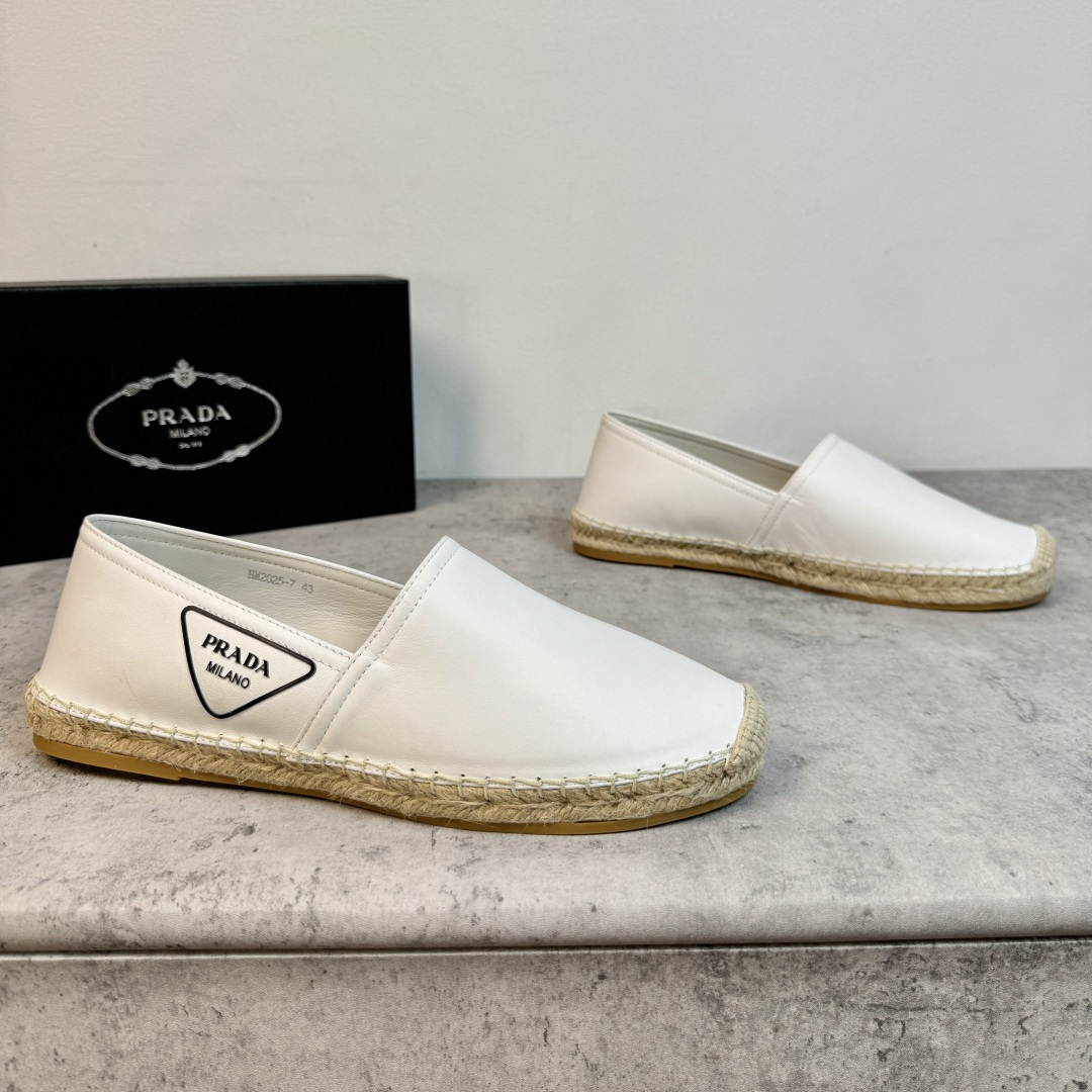 NO:781880,Batch Prada/Prada classic men’s leather and straw fisherman shoes!  Each pair is hand-sewn using traditional methods, and the pure design shows exquisite craftsmanship. The traditional flat slipper structure is made of calfskin lining, with woven raffia rope soles and a composite rubber bottom layer, which is comfortable on the foot, wear-resistant and non-slip!  The upper is made of soft calfskin, comfortable and lightweight, the leather is soft and delicate, and the rubber triangle logo decoration details are better in person than in the picture. Full package!  Size 39-40-41-42-43-44 leather shoe size item number 2025-7 leather white, prada, prada, espadrilles, espadrilles, cowhide19860909批 Prada/普拉达 经典款男士真皮草编渔夫鞋！ 每一对皆是采用传统方式手工缝制,纯正设计彰显精湛工艺.传统平底便鞋构造,内里小牛皮制成,配编织拉菲草绳鞋底,橡胶底层复合,上脚舒适,耐磨防滑！鞋面柔软小牛皮,舒适轻质,皮质柔软细腻,胶物三角标装饰细节,实物比图片更赞,全套包装！ 尺码39-40-41-42-43-44皮鞋尺码 货号2025-7皮面 白色,,prada,prada,espadrilles,espadrilles,cowhide,Men's shoes