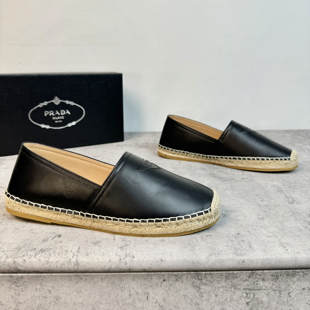 NO:781888,Batch Prada/Prada classic men’s leather and straw fisherman shoes!  Each pair is hand-sewn using traditional methods, and the pure design shows exquisite craftsmanship. The traditional flat slipper structure is made of calfskin lining, with woven raffia rope soles and a composite rubber bottom layer, which is comfortable on the foot, wear-resistant and non-slip!  The upper is made of soft calfskin, comfortable and lightweight, the leather is soft and delicate, and the rubber triangle logo decoration details are better in person than in the picture. Full package!  Size 39-40-41-42-43-44 leather shoe size item number 2025-7 leather black, prada, prada, espadrilles, espadrilles, cowhide19860909批 Prada/普拉达 经典款男士真皮草编渔夫鞋！ 每一对皆是采用传统方式手工缝制,纯正设计彰显精湛工艺.传统平底便鞋构造,内里小牛皮制成,配编织拉菲草绳鞋底,橡胶底层复合,上脚舒适,耐磨防滑！鞋面柔软小牛皮,舒适轻质,皮质柔软细腻,胶物三角标装饰细节,实物比图片更赞,全套包装！ 尺码39-40-41-42-43-44皮鞋尺码 货号2025-7皮面 黑色,,prada,prada,espadrilles,espadrilles,cowhide,Men's shoes