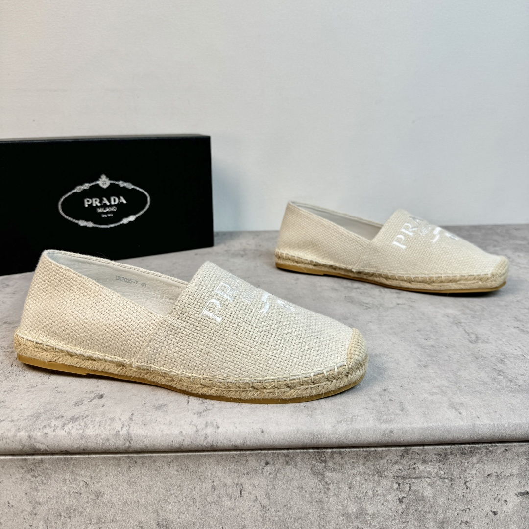 NO:781896,Batch Prada/Prada classic men’s straw fisherman shoes!  Each pair is hand-sewn using traditional methods, and the pure design shows exquisite craftsmanship. The traditional flat slipper structure is made of calfskin lining, with woven raffia rope soles and a composite rubber bottom layer, which is comfortable on the foot, wear-resistant and non-slip!  The upper is original twill fabric/comfortable and breathable. The three-dimensional logo embroidery can be said to be the main series in recent years. Whether it is bags, shoes or clothes, it is very popular. The details of the letter logo badge are better in person than in the picture. Full package!  Size 39-40-41-42-43-44 leather shoe size item number 2025-7 letter grain beige, prada, prada, espadrilles, espadrilles, cowhide19860909批 Prada/普拉达 经典款男士草编渔夫鞋！ 每一对皆是采用传统方式手工缝制,纯正设计彰显精湛工艺.传统平底便鞋构造,内里小牛皮制成,配编织拉菲草绳鞋底,橡胶底层复合,上脚舒适,耐磨防滑！鞋面原版斜纹布/舒适透气,立体Logo绣花可谓是近年来主打系列 无论包包鞋子还是是衣服都非常的热门 ,字母logo徽章细节,实物比图片更赞,全套包装！ 尺码39-40-41-42-43-44皮鞋尺码 货号2025-7字母粒 米色,,prada,prada,espadrilles,espadrilles,cowhide,Men's shoes