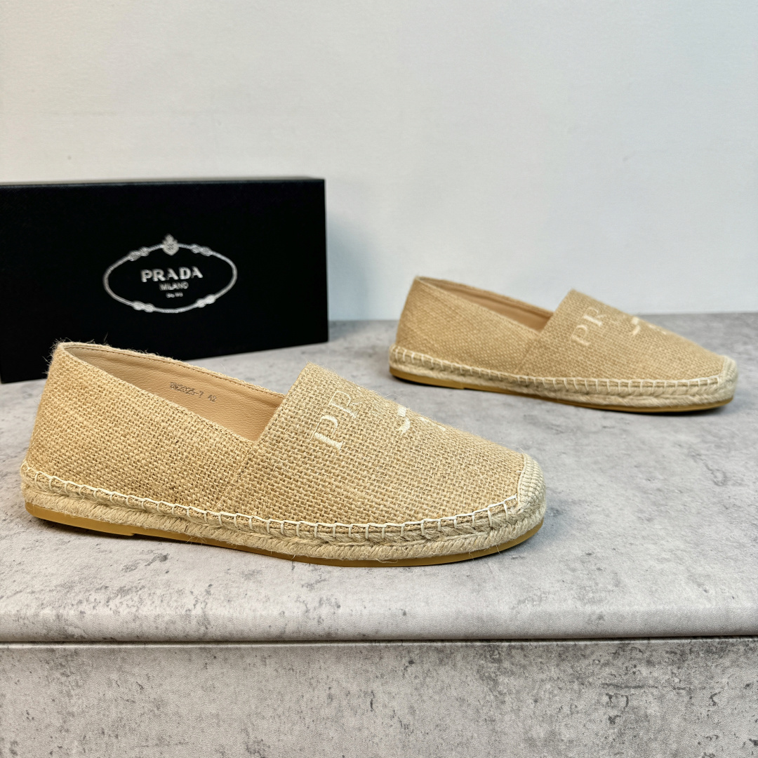 NO:781904,Batch Prada/Prada classic men’s straw fisherman shoes!  Each pair is hand-sewn using traditional methods, and the pure design shows exquisite craftsmanship. The traditional flat slipper structure is made of calfskin lining, with woven raffia rope soles and a composite rubber bottom layer, which is comfortable on the foot, wear-resistant and non-slip!  The upper is original twill fabric/comfortable and breathable. The three-dimensional logo embroidery can be said to be the main series in recent years. Whether it is bags, shoes or clothes, it is very popular. The details of the letter logo badge are better in person than in the picture. Full package!  Size 39-40-41-42-43-44 leather shoe size item number 2025-7 letter grain brown, prada, prada, espadrilles, espadrilles, cowhide19860909批 Prada/普拉达 经典款男士草编渔夫鞋！ 每一对皆是采用传统方式手工缝制,纯正设计彰显精湛工艺.传统平底便鞋构造,内里小牛皮制成,配编织拉菲草绳鞋底,橡胶底层复合,上脚舒适,耐磨防滑！鞋面原版斜纹布/舒适透气,立体Logo绣花可谓是近年来主打系列 无论包包鞋子还是是衣服都非常的热门 ,字母logo徽章细节,实物比图片更赞,全套包装！ 尺码39-40-41-42-43-44皮鞋尺码 货号2025-7字母粒 棕色,,prada,prada,espadrilles,espadrilles,cowhide,Men's shoes