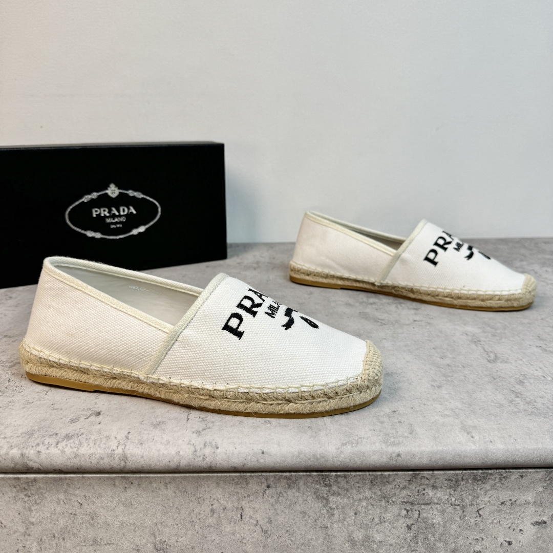 NO:781842,Batch Prada/Prada classic men’s straw fisherman shoes!  Each pair is hand-sewn using traditional methods, and the pure design shows exquisite craftsmanship. The traditional flat slipper structure is made of calfskin lining, with woven raffia rope soles and a composite rubber bottom layer, which is comfortable on the foot, wear-resistant and non-slip!  The upper is original twill fabric/comfortable and breathable. The three-dimensional logo embroidery can be said to be the main series in recent years. Whether it is bags, shoes or clothes, it is very popular. The details of the letter logo badge are better in person than in the picture. Full package!  Size 39-40-41-42-43-44 leather shoe size item number 2025-7 letter grain white, prada, prada, espadrilles, espadrilles, cowhide19860909批 Prada/普拉达 经典款男士草编渔夫鞋！ 每一对皆是采用传统方式手工缝制,纯正设计彰显精湛工艺.传统平底便鞋构造,内里小牛皮制成,配编织拉菲草绳鞋底,橡胶底层复合,上脚舒适,耐磨防滑！鞋面原版斜纹布/舒适透气,立体Logo绣花可谓是近年来主打系列 无论包包鞋子还是是衣服都非常的热门 ,字母logo徽章细节,实物比图片更赞,全套包装！ 尺码39-40-41-42-43-44皮鞋尺码 货号2025-7字母粒 白色,,prada,prada,espadrilles,espadrilles,cowhide,Men's shoes