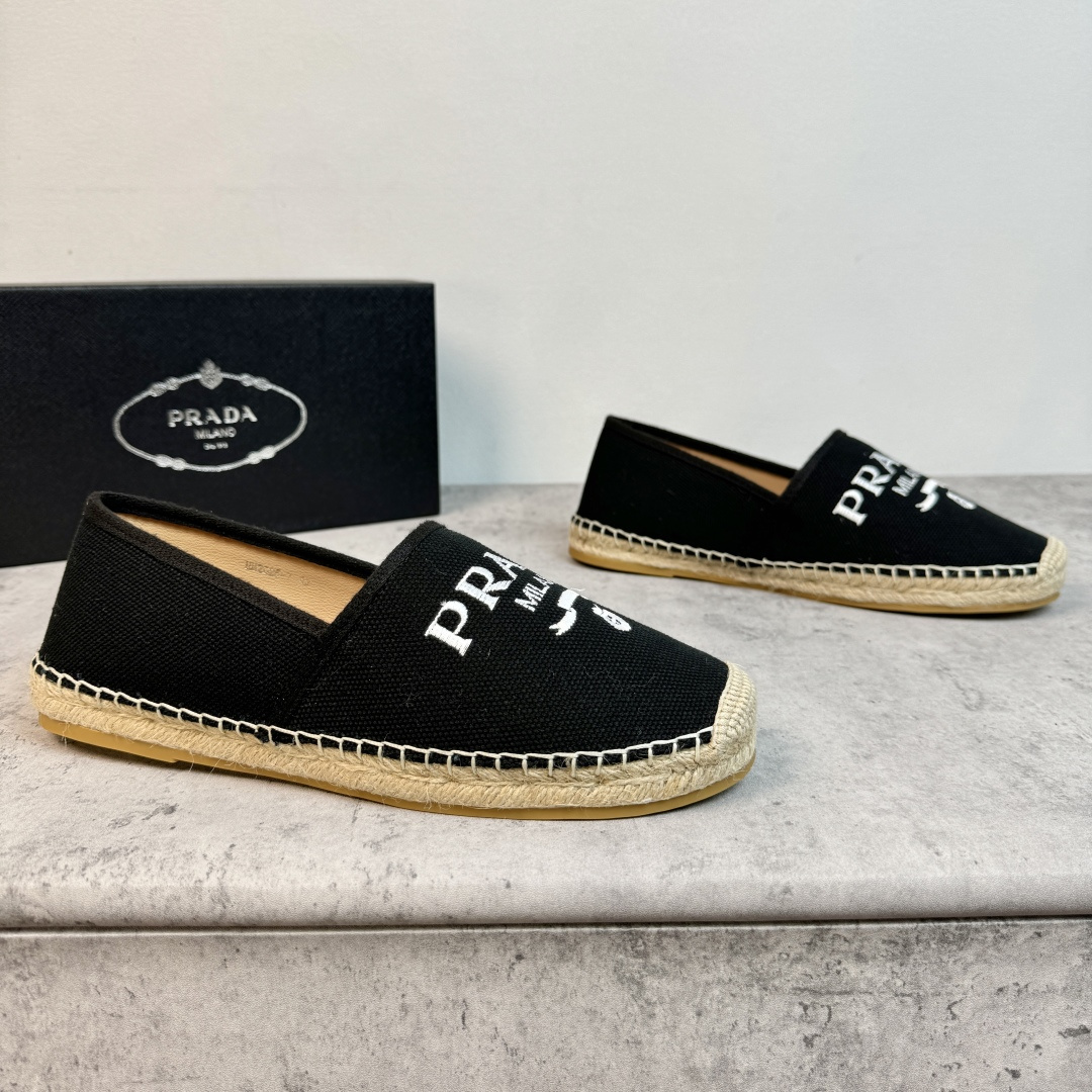 NO:781849,Batch Prada/Prada classic men’s straw fisherman shoes!  Each pair is hand-sewn using traditional methods, and the pure design shows exquisite craftsmanship. The traditional flat slipper structure is made of calfskin lining, with woven raffia rope soles and a composite rubber bottom layer, which is comfortable on the foot, wear-resistant and non-slip!  The upper is original twill fabric/comfortable and breathable. The three-dimensional logo embroidery can be said to be the main series in recent years. Whether it is bags, shoes or clothes, it is very popular. The details of the letter logo badge are better in person than in the picture. Full package!  Size 39-40-41-42-43-44 Leather shoe size Item number 2025-7 letter grain black, prada, prada, espadrilles, espadrilles, cowhide19860909批 Prada/普拉达 经典款男士草编渔夫鞋！ 每一对皆是采用传统方式手工缝制,纯正设计彰显精湛工艺.传统平底便鞋构造,内里小牛皮制成,配编织拉菲草绳鞋底,橡胶底层复合,上脚舒适,耐磨防滑！鞋面原版斜纹布/舒适透气,立体Logo绣花可谓是近年来主打系列 无论包包鞋子还是是衣服都非常的热门 ,字母logo徽章细节,实物比图片更赞,全套包装！ 尺码39-40-41-42-43-44皮鞋尺码 货号2025-7字母粒 黑色,,prada,prada,espadrilles,espadrilles,cowhide,Men's shoes