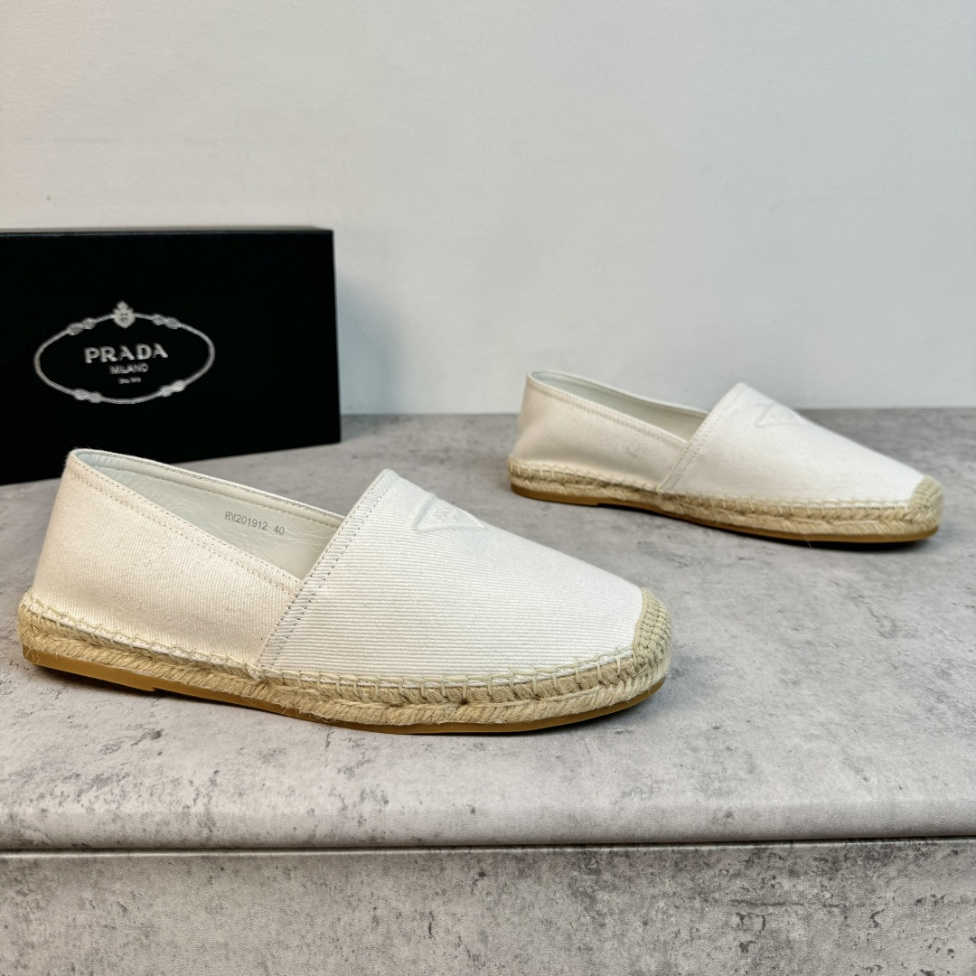 NO:781856,Batch Prada/Prada classic men’s straw fisherman shoes!  Each pair is hand-sewn using traditional methods, and the pure design shows exquisite craftsmanship. The traditional flat slipper structure is made of calfskin lining, with woven raffia rope soles and a composite rubber bottom layer, which is comfortable on the foot, wear-resistant and non-slip!  The upper is made of original twill fabric, which is comfortable and breathable, and the fabric triangle logo decoration details are better. The real thing is better than the picture, and it is fully packaged!  Size 39-40-41-42-43-44 leather shoe size item number 2025-7 cloth white, prada, prada, espadrilles, espadrilles, cowhide19860909批 Prada/普拉达 经典款男士草编渔夫鞋！ 每一对皆是采用传统方式手工缝制,纯正设计彰显精湛工艺.传统平底便鞋构造,内里小牛皮制成,配编织拉菲草绳鞋底,橡胶底层复合,上脚舒适,耐磨防滑！鞋面原版斜纹布舒适透气,织物三角标装饰细节,实物比图片更赞,全套包装！ 尺码39-40-41-42-43-44皮鞋尺码 货号2025-7布面 白色,,prada,prada,espadrilles,espadrilles,cowhide,Men's shoes