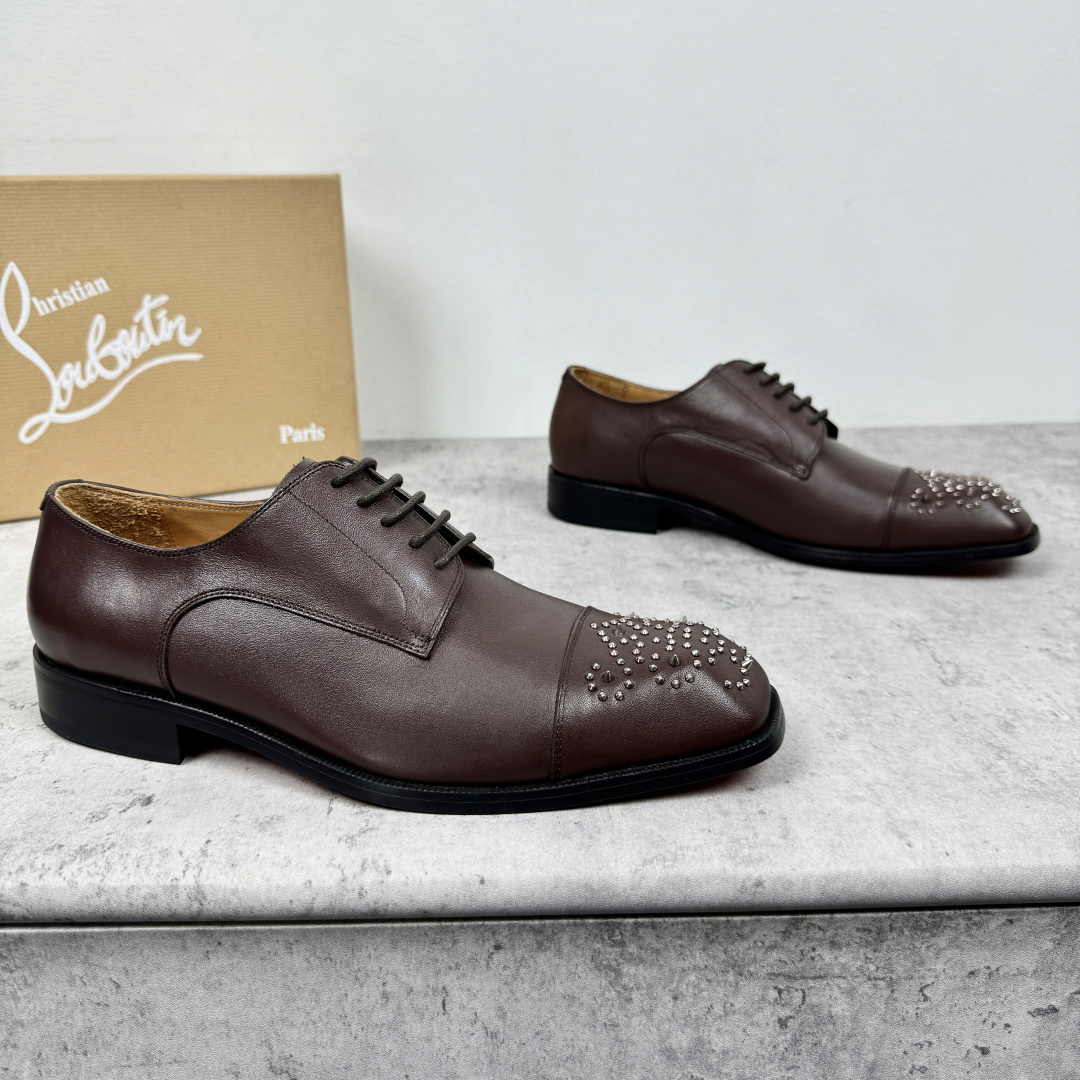 NO:541901,Piyuan Christian Louboutin/Lu Boting New Products of Leather Shoes Red Sole Shoes GREGGO Men's Oxford Shoes Official Prices of imported cowhide/gloss patent leather/open-edge beads made of glossy small square toe design iconic red outsole, ultimate personality shoe style. Original color cowhide inner Italian original leather outsole; finely made to give you a luxurious experience, neat contour and straightforwardness, GREGGO Men's Oxford Shoes  It is an Oxford shoe shape born for the city roaming. The elegant lines and classic outlines exude eternal charm. The black patent leather material is exquisite and eye-catching, adding a bit of high-end feel to the overall shape. The slender toe design shows the elegant style, and the small horizontal straps and eye buckles are the finishing touch, exquisite and invisible. The slim sole design provides the shoes with a light foot feeling, elegant pace, and exquisite elegant shape. It shows the stunning texture. Size 39-40-41-42-43-44 leather shoe size (customized 38.45.46 without return) Item number 695537 rivets, christian louboutin, cowhide, Leather soles19860909批元Christian Louboutin/路铂廷 新品正装鞋皮鞋 红底鞋 GREGGO 男士牛津鞋 官方售价 采用进口牛皮/亮面漆皮/ 开边珠制成光面小方尖头设计标志性红色大底、极致个性的鞋款 原色牛皮内里意大利原版真皮大底；精细做带给您奢华体验利落轮廓率性而立,GREGGO男士牛津鞋 是为城市漫游而诞生的牛津鞋鞋型,优雅线条与经典轮廓散发着永恒的魅力.黑色漆皮材质精致吸睛,更为整体造型增添了几分高级感.修长的鞋头设计尽显优雅风范,小小横带鞋眼扣更是点睛所在,精致蕴于无形.纤薄鞋底设计为鞋履提供轻盈脚感,优雅步调,呈现精致绅雅造型.尽显斐然质感. 尺码39-40-41-42-43-44皮鞋尺码（可定制38.45.46不退换） 货号695537铆钉,,christian louboutin,cowhide,Leather soles,Men's shoes