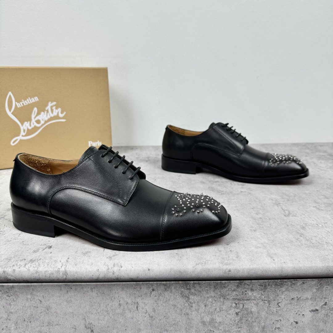 NO:541903,Piyuan Christian Louboutin/Lu Boting New Products of Leather Shoes Red Sole Shoes GREGGO Men's Oxford Shoes Official Prices of imported cowhide/gloss patent leather/open-edge beads made of glossy small square toe design iconic red outsole, ultimate personality shoe style. Original color cowhide inner Italian original leather outsole; finely made to give you a luxurious experience, neat contour and straightforwardness, GREGGO Men's Oxford Shoes  It is an Oxford shoe shape born for the city roaming. The elegant lines and classic outlines exude eternal charm. The black patent leather material is exquisite and eye-catching, adding a bit of high-end feel to the overall shape. The slender toe design shows the elegant style, and the small horizontal straps and eye buckles are the finishing touch, exquisite and invisible. The slim sole design provides the shoes with a light foot feeling, elegant pace, and exquisite elegant shape. It shows the stunning texture. Size 39-40-41-42-43-44 leather shoe size (customized 38.45.46 without return) Item number 695537 rivets Black, christian louboutin, cowhide, Leather soles19860909批元Christian Louboutin/路铂廷 新品正装鞋皮鞋 红底鞋 GREGGO 男士牛津鞋 官方售价 采用进口牛皮/亮面漆皮/ 开边珠制成光面小方尖头设计标志性红色大底、极致个性的鞋款 原色牛皮内里意大利原版真皮大底；精细做带给您奢华体验利落轮廓率性而立,GREGGO男士牛津鞋 是为城市漫游而诞生的牛津鞋鞋型,优雅线条与经典轮廓散发着永恒的魅力.黑色漆皮材质精致吸睛,更为整体造型增添了几分高级感.修长的鞋头设计尽显优雅风范,小小横带鞋眼扣更是点睛所在,精致蕴于无形.纤薄鞋底设计为鞋履提供轻盈脚感,优雅步调,呈现精致绅雅造型.尽显斐然质感. 尺码39-40-41-42-43-44皮鞋尺码（可定制38.45.46不退换） 货号695537铆钉 黑色,,christian louboutin,cowhide,Leather soles,Men's shoes