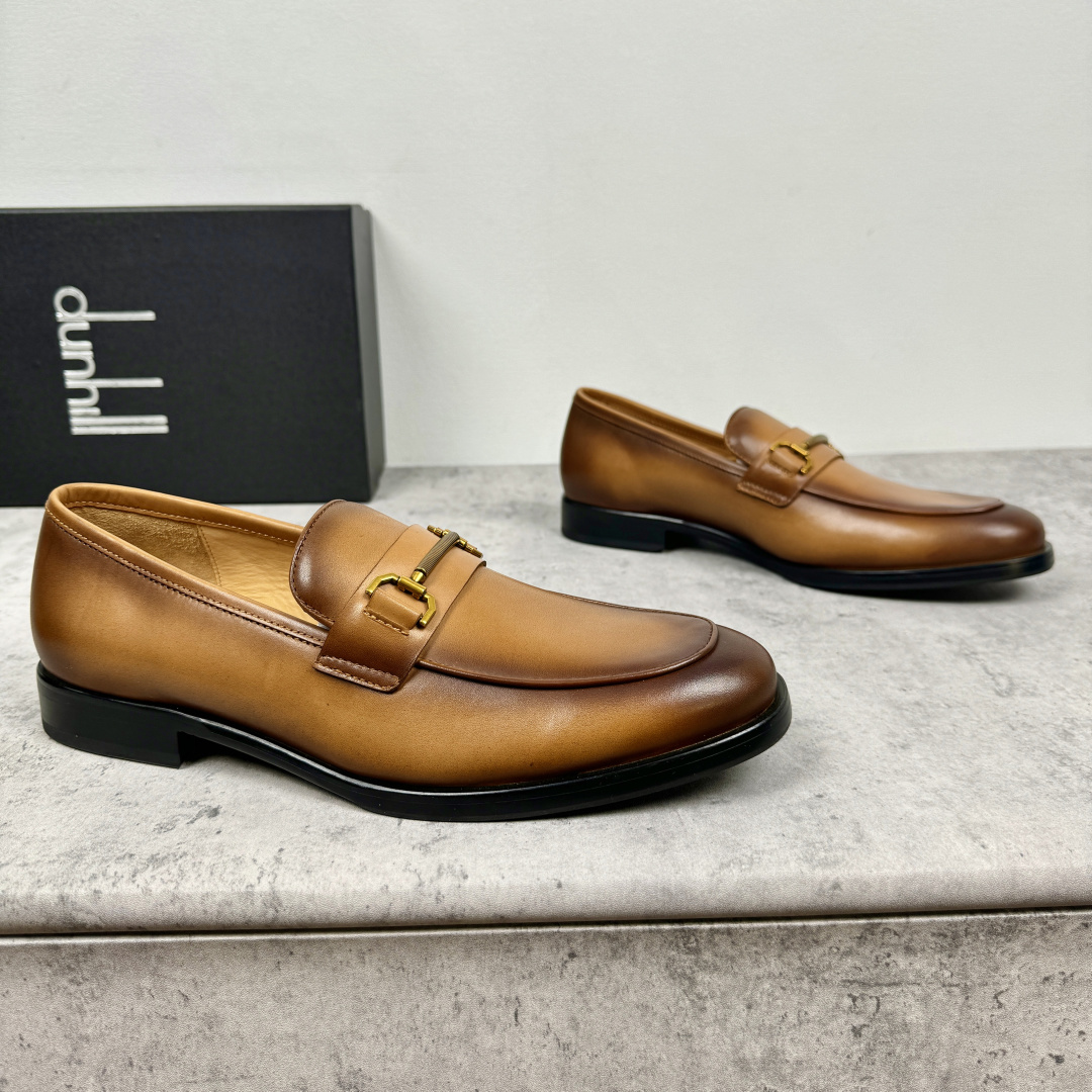 NO:541899,Piyuan Heavy Industry creates the British brand dunhill Dunhill Men's classic business leather shoes!  Classic semi-Gooddy men's fashion shoes, men's versatile European version loafers, imported original beaded cowhide leather, classic style, imported leather material has a delicate texture, excellent gloss and details, with a light leather fragrance. Leather buckle decoration, metal buckle paired with VS buckle pattern details This dyed calf leather inner lining is matched with a leather outsole, and the heel composite rubber bottom sheet is comfortable to the feet and has excellent anti-slip properties. Mark stitching process, locking details on this side are classic and durable, and are equipped with a full set of packaging!  Size 39-40-41-42-43-44 leather shoes size (customized 38.45.46 without return) Article number 7D2369,,loafers,cowhide,Leather soles19860909批元重工打造英国品牌dunhill 登喜路男士经典商务皮鞋！ 经典半固特异男士时装鞋,男士百搭欧版乐福鞋,进口原版开边珠牛皮,经典版型,进口皮料质感细腻,光泽度极好看细节,带有淡淡皮质香味.真皮扣带装饰,金属扣搭配VS扣带图案细节 本染小牛皮内里搭配真皮大底,后跟复合橡胶底片,脚感舒适的同时还具有极好的防滑性.马克缝线工艺,这边锁边细节,经典耐看,配全套包装！ 尺码39-40-41-42-43-44皮鞋尺码（可定制38.45.46不退换） 货号7D2369,,loafers,cowhide,Leather soles,Men's shoes