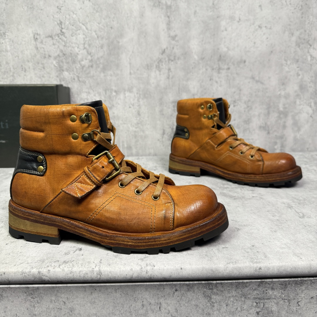 NO:532901,Berluti/Bruti Men's new horse leather work boots!  Top-notch in Dongguan This work boot is made of washing horse leather, with scratches on the shoe body, hand-made color polishing craftsmanship, flat waxed shoelaces with buckle adjustment, full cowhide inner embossed logo footbed, paired with genuine leather and serrated rubber combination sole, leather material is based on details, and the pursuit of high quality is extremely comfortable!  With original box packaging dust bag!  Size 38-39-40-41-42-43-44 Standard leather shoe size Article number M199-23 Brown,,boots,cowhide19860909批 Berluti/布鲁提 男士新款马皮革工装靴！ 莞产顶级 这款工装靴采用水洗马皮打造,鞋身划痕做旧处理,手工擦色工艺匠心之作,扁形打蜡鞋带配以搭扣调节,全牛皮内里压纹徽标垫脚,搭配真皮和锯齿纹橡胶组合大底,皮料材质看细节,追求高品质看过来.舒适度极高！配原盒包装防尘袋！ 尺码38-39-40-41-42-43-44 标准皮鞋尺码 货号M199-23 棕色,,boots,cowhide,Men's shoes