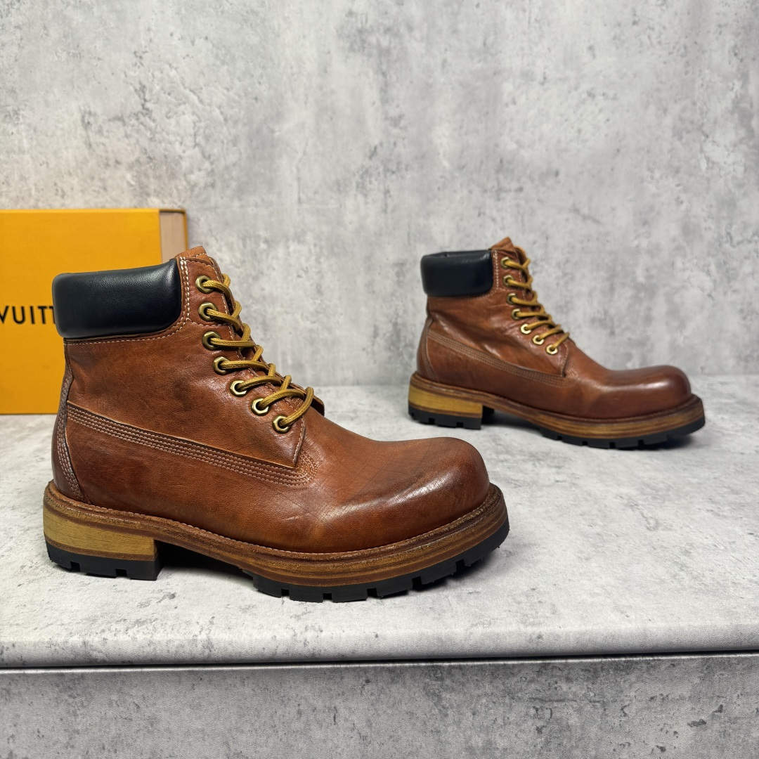 NO:532916,Batch LOUIS VUITTON/Louis Vuitton Men's New Horse Leather Working Boots!  Top-notch in Dongguan This work boot is made of washing horse leather, with scratches on the shoe body, hand-made color polishing craftsmanship, soft cowhide wrapping details of the shoe mouth, paired with hexagonal metal eye buckles and cotton shoelaces, simple and beautiful, fashionable and casual, equipped with full cowhide inner embossed logo footbed, matched with genuine leather and serrated rubber combination sole, look at the details of the leather material, and pursue high quality!  Extremely comfortable!  With original box packaging dust bag!  Size 38-39-40-41-42-43-44 Standard leather shoe size Article number M621H-5 brown, louis vuitton,louis vuitton,boots,cowhide19860909批 LOUIS VUITTON/路易威登男士新款马皮革工装靴！ 莞产顶级 这款工装靴采用水洗马皮打造,鞋身划痕做旧处理,手工擦色工艺匠心之作,鞋口柔软牛皮革包裹细节,配以六角金属鞋眼扣和棉鞋带,简约美观,时尚休闲,配以全牛皮内里压纹徽标垫脚,搭配真皮和锯齿纹橡胶组合大底,皮料材质看细节,追求高品质看过来！舒适度极高！配原盒包装防尘袋！ 尺码38-39-40-41-42-43-44 标准皮鞋尺码 货号M621H-5棕色,,louis vuitton,louis vuitton,boots,cowhide,Men's shoes