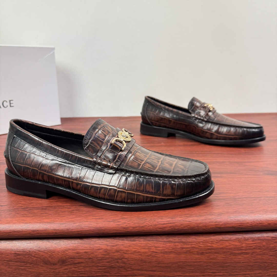 NO:574795,Batch Versace/Versace's new men's genuine leather loafers, versatile casual leather shoes!  Classic men's business Versace loafers are a luxurious step with style!  When Versace  The classic Medusa emblem meets the elegant silhouette of loafers, making every step a statement of luxury. Crocodile-embossed leather reproduces the wild texture, snakeskin textures interpret natural luxury, and glossy patent leather conveys a modern edge between light and shadow. From the neat aura of business formal wear to the casual tone of casual styles, it is diverse  The materials and colors are accurately adapted to different scenes. The exquisite embellishment of metal buckles makes the shoes the finishing touch of the overall look. It can easily show your extraordinary taste without deliberately carving it, allowing you to follow your own fashion rhythm every time you take a step. Water-dyed first-layer cow lining and imported genuine leather outsole!  Professional and rigorous craftsmanship, attention to details, showing the taste of a distinguished gentleman!  Complete package!  Size 39-40-41-42-43-44 leather shoe size (can be customized to 38.45) Item No. 3592 metal buckle coffee color, versace, versace, loafers, snakeskin, Leather soles19860909批 Versace/范思哲 新款男士真皮乐福鞋,一脚蹬百搭休闲皮鞋！ 经典男士商务范思哲乐福鞋奢华步履,型格自成！ 当 Versace 经典美杜莎徽章邂逅乐福鞋的优雅轮廓,每一步都成为奢华宣言.鳄鱼纹压花皮革复刻野性肌理,蛇皮纹路演绎自然奢韵,亮面漆皮则在光影间流转摩登锋芒.从商务正装的利落气场,到休闲造型的随性腔调,多元材质与色彩精准适配不同场景.金属饰扣的精致点缀,让鞋履成为整体造型的点睛之笔,无需刻意雕琢,便能轻松彰显非凡品味,让你在每一次迈步时,都踏响属于自己的时尚韵律.水染头层牛里,进口真皮大底！专业严谨工艺,注重细节,彰显尊贵绅士品味！全套包装！ 尺码39-40-41-42-43-44皮鞋尺码（可定制38.45） 货号3592金属扣 咖色,,versace,versace,loafers,snakeskin,Leather soles,Men's shoes