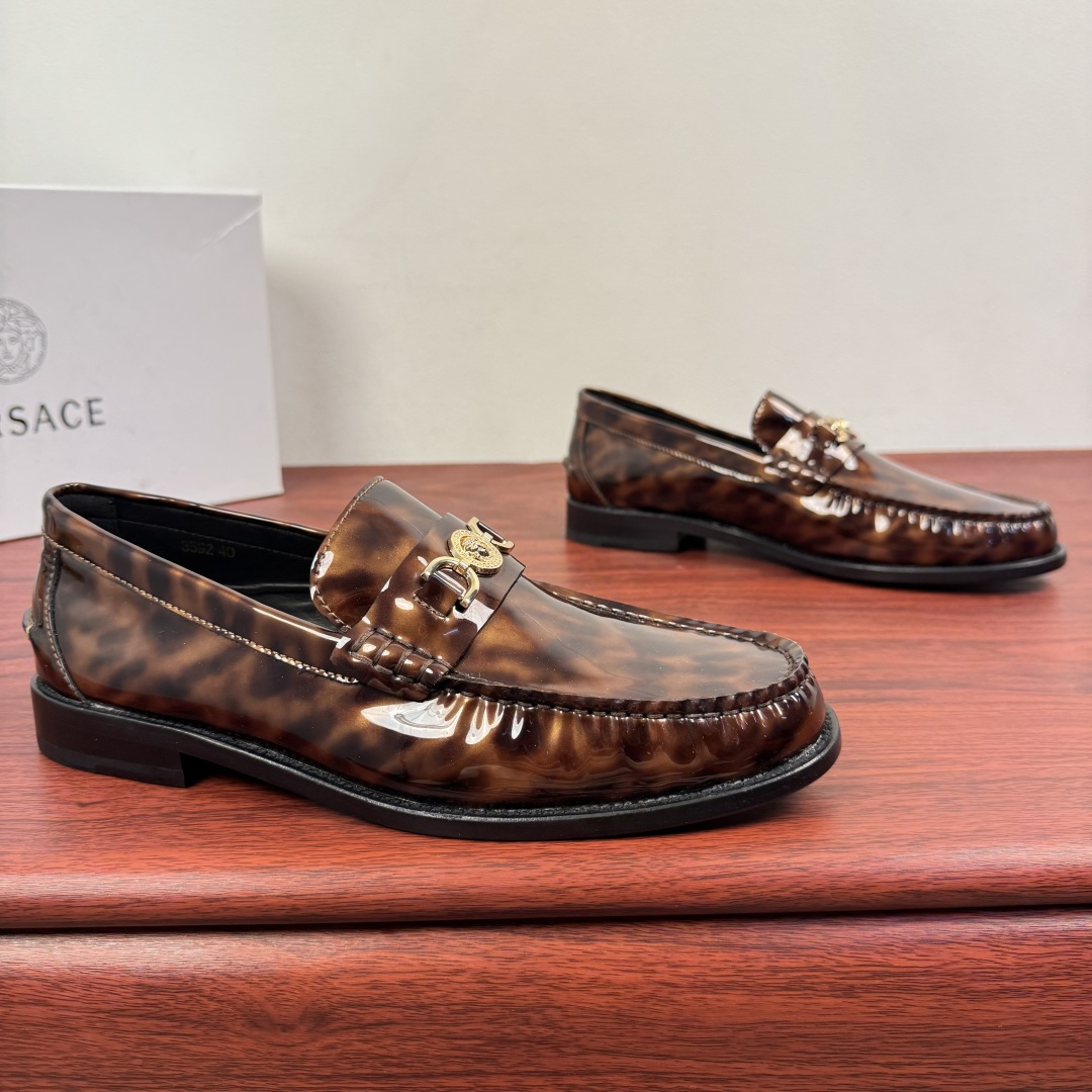 NO:574743,Batch Versace/Versace's new men's genuine leather loafers, versatile casual leather shoes!  Classic men's business Versace loafers are a luxurious step with style!  When Versace  The classic Medusa emblem meets the elegant silhouette of loafers, making every step a statement of luxury. Crocodile-embossed leather reproduces the wild texture, snakeskin textures interpret natural luxury, and glossy patent leather conveys a modern edge between light and shadow. From the neat aura of business formal wear to the casual tone of casual styles, it is diverse  The materials and colors are accurately adapted to different scenes. The exquisite embellishment of metal buckles makes the shoes the finishing touch of the overall look. It can easily show your extraordinary taste without deliberately carving it, allowing you to follow your own fashion rhythm every time you take a step. Water-dyed first-layer cow lining and imported genuine leather outsole!  Professional and rigorous craftsmanship, attention to details, showing the taste of a distinguished gentleman!  Complete package!  Size 39-40-41-42-43-44 Leather shoe size (can be customized to 38.45) Item No. 3592 Spotted brown,,versace,versace,loafers,snakeskin,Leather soles19860909批 Versace/范思哲 新款男士真皮乐福鞋,一脚蹬百搭休闲皮鞋！ 经典男士商务范思哲乐福鞋奢华步履,型格自成！ 当 Versace 经典美杜莎徽章邂逅乐福鞋的优雅轮廓,每一步都成为奢华宣言.鳄鱼纹压花皮革复刻野性肌理,蛇皮纹路演绎自然奢韵,亮面漆皮则在光影间流转摩登锋芒.从商务正装的利落气场,到休闲造型的随性腔调,多元材质与色彩精准适配不同场景.金属饰扣的精致点缀,让鞋履成为整体造型的点睛之笔,无需刻意雕琢,便能轻松彰显非凡品味,让你在每一次迈步时,都踏响属于自己的时尚韵律.水染头层牛里,进口真皮大底！专业严谨工艺,注重细节,彰显尊贵绅士品味！全套包装！ 尺码39-40-41-42-43-44皮鞋尺码（可定制38.45） 货号3592斑点纹棕色,,versace,versace,loafers,snakeskin,Leather soles,Men's shoes