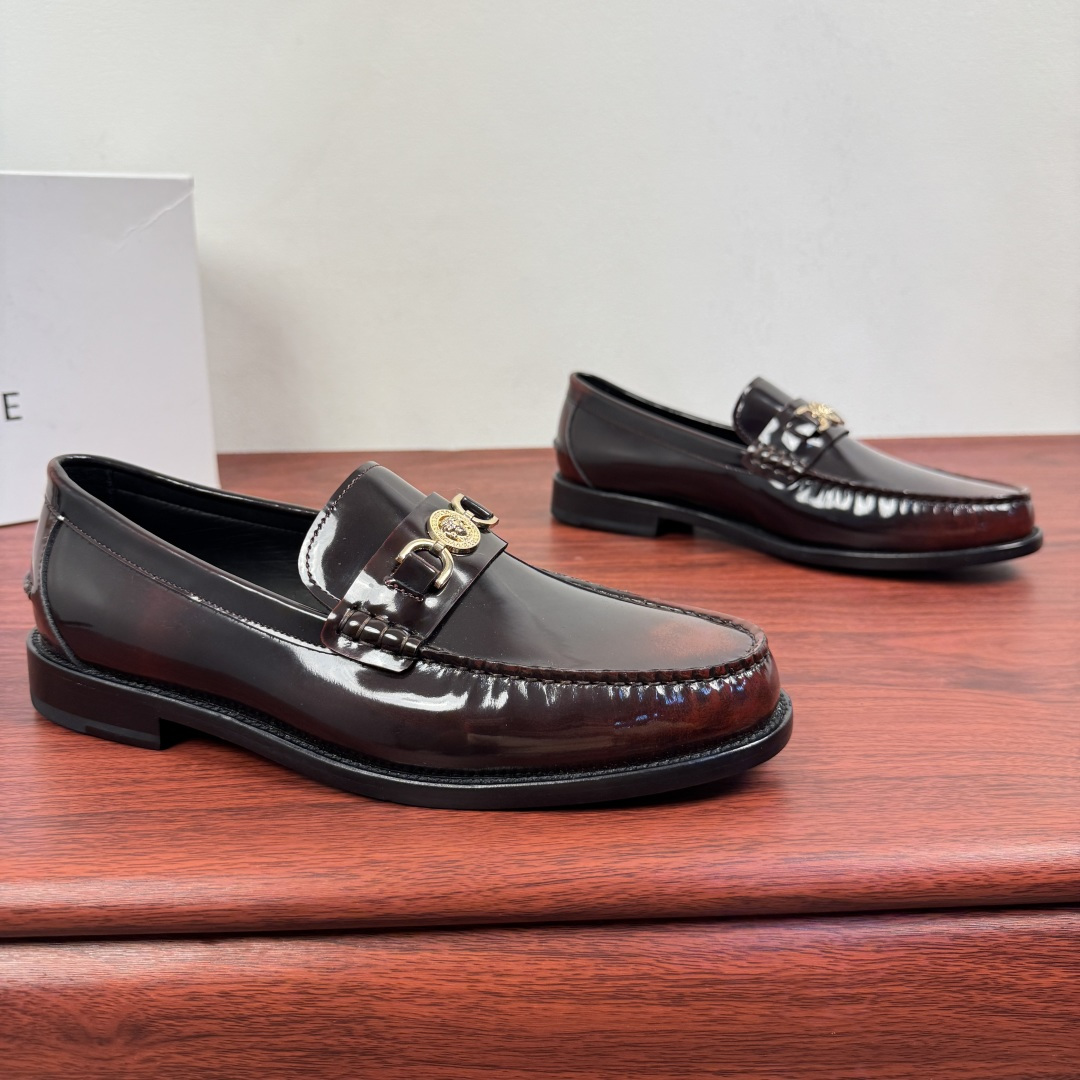 NO:574751,Batch Versace/Versace's new men's genuine leather loafers, versatile casual leather shoes!  Classic men's business Versace loafers are a luxurious step with style!  When Versace  The classic Medusa emblem meets the elegant silhouette of loafers, making every step a statement of luxury. Crocodile-embossed leather reproduces the wild texture, snakeskin textures interpret natural luxury, and glossy patent leather conveys a modern edge between light and shadow. From the neat aura of business formal wear to the casual tone of casual styles, it is diverse  The materials and colors are accurately adapted to different scenes. The exquisite embellishment of metal buckles makes the shoes the finishing touch of the overall look. It can easily show your extraordinary taste without deliberately carving it, allowing you to follow your own fashion rhythm every time you take a step. Water-dyed first-layer cow lining and imported genuine leather outsole!  Professional and rigorous craftsmanship, attention to details, showing the taste of a distinguished gentleman!  Complete package!  Size 39-40-41-42-43-44 leather shoe size (can be customized to 38.45) Item No. 3592 Gradient Burgundy,,versace,versace,loafers,snakeskin,Leather soles19860909批 Versace/范思哲 新款男士真皮乐福鞋,一脚蹬百搭休闲皮鞋！ 经典男士商务范思哲乐福鞋奢华步履,型格自成！ 当 Versace 经典美杜莎徽章邂逅乐福鞋的优雅轮廓,每一步都成为奢华宣言.鳄鱼纹压花皮革复刻野性肌理,蛇皮纹路演绎自然奢韵,亮面漆皮则在光影间流转摩登锋芒.从商务正装的利落气场,到休闲造型的随性腔调,多元材质与色彩精准适配不同场景.金属饰扣的精致点缀,让鞋履成为整体造型的点睛之笔,无需刻意雕琢,便能轻松彰显非凡品味,让你在每一次迈步时,都踏响属于自己的时尚韵律.水染头层牛里,进口真皮大底！专业严谨工艺,注重细节,彰显尊贵绅士品味！全套包装！ 尺码39-40-41-42-43-44皮鞋尺码（可定制38.45） 货号3592渐变 酒红,,versace,versace,loafers,snakeskin,Leather soles,Men's shoes