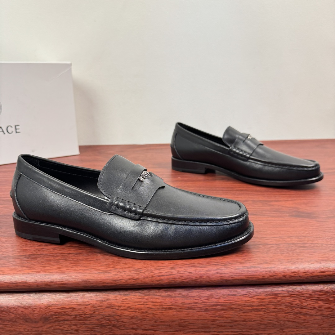 NO:574758,Batch Versace/Versace's new men's genuine leather loafers, versatile casual leather shoes!  Classic men's business Versace loafers are a luxurious step with style!  When Versace  The classic Medusa emblem meets the elegant silhouette of loafers, making every step a statement of luxury. Crocodile-embossed leather reproduces the wild texture, snakeskin textures interpret natural luxury, and glossy patent leather conveys a modern edge between light and shadow. From the neat aura of business formal wear to the casual tone of casual styles, it is diverse  The materials and colors are accurately adapted to different scenes. The exquisite embellishment of metal buckles makes the shoes the finishing touch of the overall look. It can easily show your extraordinary taste without deliberately carving it, allowing you to follow your own fashion rhythm every time you take a step. Water-dyed first-layer cow lining and imported genuine leather outsole!  Professional and rigorous craftsmanship, attention to details, showing the taste of a distinguished gentleman!  Complete package!  Size 39-40-41-42-43-44 Leather shoe size (can be customized to 38.45) Item No. 3592 Cowhide,,versace,versace,loafers,cowhide,snakeskin,Leather soles19860909批 Versace/范思哲 新款男士真皮乐福鞋,一脚蹬百搭休闲皮鞋！ 经典男士商务范思哲乐福鞋奢华步履,型格自成！ 当 Versace 经典美杜莎徽章邂逅乐福鞋的优雅轮廓,每一步都成为奢华宣言.鳄鱼纹压花皮革复刻野性肌理,蛇皮纹路演绎自然奢韵,亮面漆皮则在光影间流转摩登锋芒.从商务正装的利落气场,到休闲造型的随性腔调,多元材质与色彩精准适配不同场景.金属饰扣的精致点缀,让鞋履成为整体造型的点睛之笔,无需刻意雕琢,便能轻松彰显非凡品味,让你在每一次迈步时,都踏响属于自己的时尚韵律.水染头层牛里,进口真皮大底！专业严谨工艺,注重细节,彰显尊贵绅士品味！全套包装！ 尺码39-40-41-42-43-44皮鞋尺码（可定制38.45） 货号3592牛皮,,versace,versace,loafers,cowhide,snakeskin,Leather soles,Men's shoes