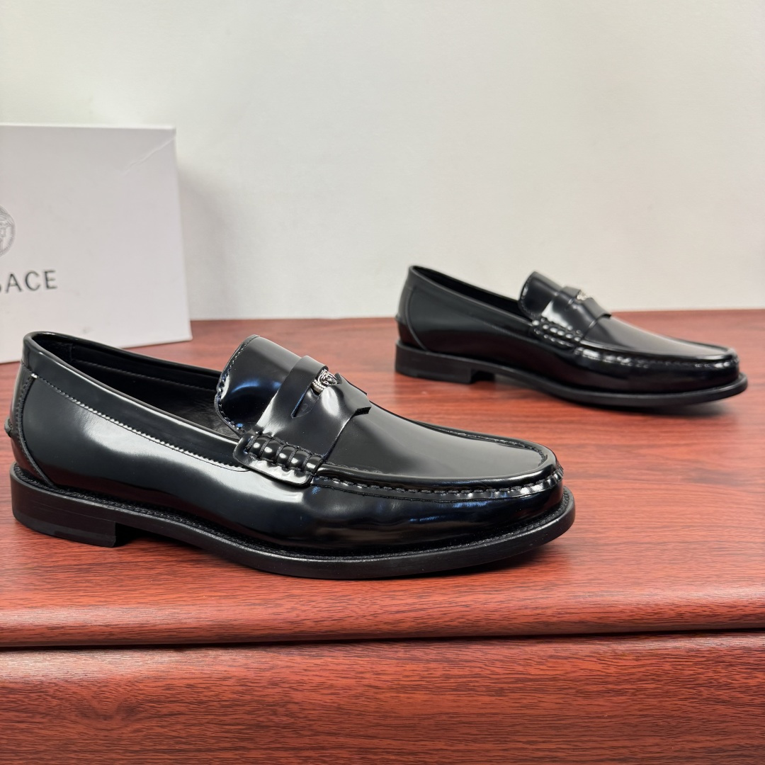 NO:574763,Batch Versace/Versace's new men's genuine leather loafers, versatile casual leather shoes!  Classic men's business Versace loafers are a luxurious step with style!  When Versace  The classic Medusa emblem meets the elegant silhouette of loafers, making every step a statement of luxury. Crocodile-embossed leather reproduces the wild texture, snakeskin textures interpret natural luxury, and glossy patent leather conveys a modern edge between light and shadow. From the neat aura of business formal wear to the casual tone of casual styles, it is diverse  The materials and colors are accurately adapted to different scenes. The exquisite embellishment of metal buckles makes the shoes the finishing touch of the overall look. It can easily show your extraordinary taste without deliberately carving it, allowing you to follow your own fashion rhythm every time you take a step. Water-dyed first-layer cow lining and imported genuine leather outsole!  Professional and rigorous craftsmanship, attention to details, showing the taste of a distinguished gentleman!  Complete package!  Size 39-40-41-42-43-44 leather shoe size (can be customized to 38.45) Item No. 3592 open edge beads,versace,versace,loafers,snakeskin,Leather soles19860909批 Versace/范思哲 新款男士真皮乐福鞋,一脚蹬百搭休闲皮鞋！ 经典男士商务范思哲乐福鞋奢华步履,型格自成！ 当 Versace 经典美杜莎徽章邂逅乐福鞋的优雅轮廓,每一步都成为奢华宣言.鳄鱼纹压花皮革复刻野性肌理,蛇皮纹路演绎自然奢韵,亮面漆皮则在光影间流转摩登锋芒.从商务正装的利落气场,到休闲造型的随性腔调,多元材质与色彩精准适配不同场景.金属饰扣的精致点缀,让鞋履成为整体造型的点睛之笔,无需刻意雕琢,便能轻松彰显非凡品味,让你在每一次迈步时,都踏响属于自己的时尚韵律.水染头层牛里,进口真皮大底！专业严谨工艺,注重细节,彰显尊贵绅士品味！全套包装！ 尺码39-40-41-42-43-44皮鞋尺码（可定制38.45） 货号3592开边珠,,versace,versace,loafers,snakeskin,Leather soles,Men's shoes