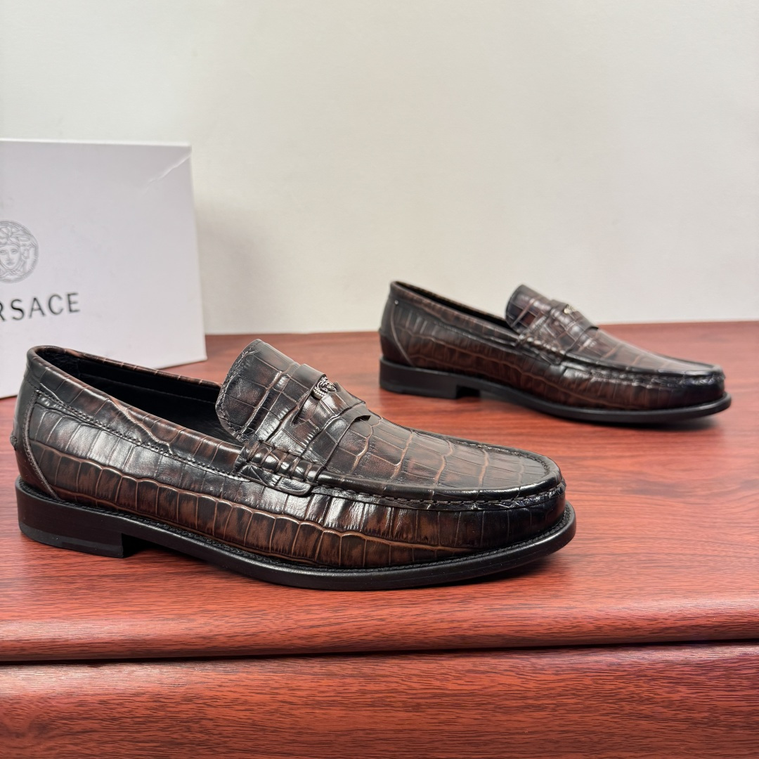 NO:574769,Batch Versace/Versace's new men's genuine leather loafers, versatile casual leather shoes!  Classic men's business Versace loafers are a luxurious step with style!  When Versace  The classic Medusa emblem meets the elegant silhouette of loafers, making every step a statement of luxury. Crocodile-embossed leather reproduces the wild texture, snakeskin textures interpret natural luxury, and glossy patent leather conveys a modern edge between light and shadow. From the neat aura of business formal wear to the casual tone of casual styles, it is diverse  The materials and colors are accurately adapted to different scenes. The exquisite embellishment of metal buckles makes the shoes the finishing touch of the overall look. It can easily show your extraordinary taste without deliberately carving it, allowing you to follow your own fashion rhythm every time you take a step. Water-dyed first-layer cow lining and imported genuine leather outsole!  Professional and rigorous craftsmanship, attention to details, showing the taste of a distinguished gentleman!  Complete package!  Size 39-40-41-42-43-44 Leather shoe size (can be customized to 38.45) Item No. 3592 Crocodile pattern coffee color, versace, versace, loafers, snakeskin, Leather soles19860909批 Versace/范思哲 新款男士真皮乐福鞋,一脚蹬百搭休闲皮鞋！ 经典男士商务范思哲乐福鞋奢华步履,型格自成！ 当 Versace 经典美杜莎徽章邂逅乐福鞋的优雅轮廓,每一步都成为奢华宣言.鳄鱼纹压花皮革复刻野性肌理,蛇皮纹路演绎自然奢韵,亮面漆皮则在光影间流转摩登锋芒.从商务正装的利落气场,到休闲造型的随性腔调,多元材质与色彩精准适配不同场景.金属饰扣的精致点缀,让鞋履成为整体造型的点睛之笔,无需刻意雕琢,便能轻松彰显非凡品味,让你在每一次迈步时,都踏响属于自己的时尚韵律.水染头层牛里,进口真皮大底！专业严谨工艺,注重细节,彰显尊贵绅士品味！全套包装！ 尺码39-40-41-42-43-44皮鞋尺码（可定制38.45） 货号3592鳄纹咖色,,versace,versace,loafers,snakeskin,Leather soles,Men's shoes