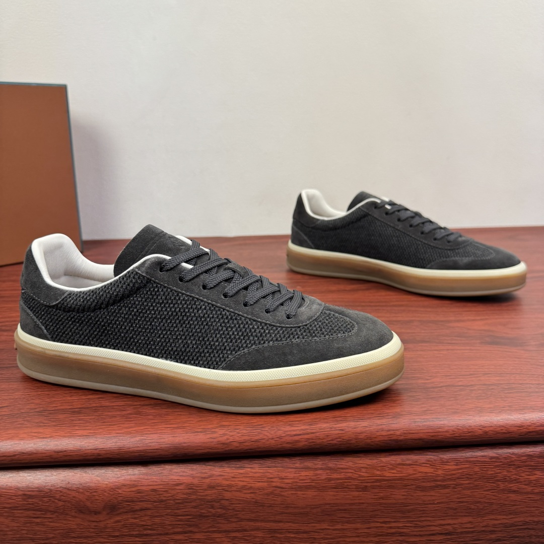 NO:574789,Batch Loro Piana Tennis Walk men's moral training sneakers!  These new textured leather tennis shoes feature an ultra-low design, suitable for year-round wear, and are waterproof. The covered sole creates a relaxed and attractive color combination, harmoniously blending functionality and understated style. The ideal footwear choice for urban dressing. Kummel color inserts on the heel, soft calfskin tongue, embossed LP logo cotton laces Material: Upper: Gray woven stitching cowhide accents!  Sole: Rubber lining: Cow leather original rubber sole, excellent foot comfort, complete package!  Size 39-40-41-42-43-44 leather shoe size (38.4546 can be customized) Item number FAM1316 dark gray,,loro piana,loro piana,sneakers,cowhide19860909批 Loro Piana（诺悠翩雅）Tennis Walk男士德训运动鞋！ 这款新款织面革网球鞋采用超低帮设计,适合全年穿着,并具有防水性能.包边鞋底营造轻松迷人的色彩组合,将功能性与低调个性风格和谐融合.打造都市着装的理想鞋履选择.鞋跟处饰以Kummel色嵌片柔软小牛皮鞋舌,压印LP徽标棉质鞋带材质:鞋面:灰织拼接牛皮点缀！鞋底:橡胶衬里:牛皮革原厂橡胶鞋底,上脚舒适度极好,配全套包装！ 尺码39-40-41-42-43-44皮鞋尺码（可定制38.4546） 货号FAM1316 深灰,,loro piana,loro piana,sneakers,cowhide,Men's shoes
