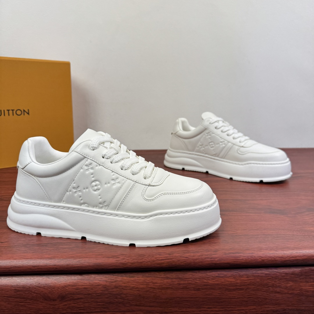 NO:574883,Batch Louis Vuitton/Louis Vuitton This series of shoes interprets the quality with luxury leather. The fine and smooth first-layer cowhide is selected. The texture is natural and the touch is moist. Every inch of leather is carefully tanned, which not only maintains the natural texture, but also has excellent wear resistance, giving your feet a luxurious and comfortable feeling. A luxurious feeling when you step!  In terms of shoe structure, it adopts a silhouette that blends retro and modern styles. The lines of the shoe body are neat and smooth, and the splicing design adds layering. The toe is rounded to fit the foot shape, and the three-dimensional panels on the side enhance support, taking into account both fashion and practical wearability.  What’s even more surprising is that the lightweight thick-soled technological thick-soled style is fashionable and eye-catching, instantly elongating the proportions of the legs, and the built-in lightweight material makes every step light and burden-free. Even if you walk for a long time, you can enjoy the comfortable experience of 'stepping on the clouds', easily unlocking the dual experience of fashion and comfort. Size 39-40-41-42-43-44 Leather shoe size can be customized to 38.45 Item No. 9501 White print, Louis Vuitton, Louis  vuitton,cowhide19860909批 Louis Vuitton/路易威登 这系列鞋款,以奢级皮料诠释品质甄选细腻柔滑的头层牛皮,纹理自然且触感温润,每一寸皮革都经精细鞣制工艺,既保天然质感,又具出色耐磨度,赋予双脚奢适包裹感.步履间的奢品质感！ 鞋型结构上,采用复古与现代融合的轮廓,鞋身线条利落流畅,拼接设计更添层次,鞋头圆润贴合脚型,侧边立体裁片强化支撑,兼顾时尚与实穿性. 更令人惊喜的是轻质厚底科技厚底造型时髦吸睛,瞬间拉长腿部比例,而内置轻量化材质,让每一步都轻盈无负担,即便长时间行走,也能畅享“踩云”般的舒适体验,轻松解锁潮流与舒适的双重体验. 尺码39-40-41-42-43-44皮鞋尺码可定制38.45 货号9501 白色印花,,louis vuitton,louis vuitton,cowhide,Men's shoes