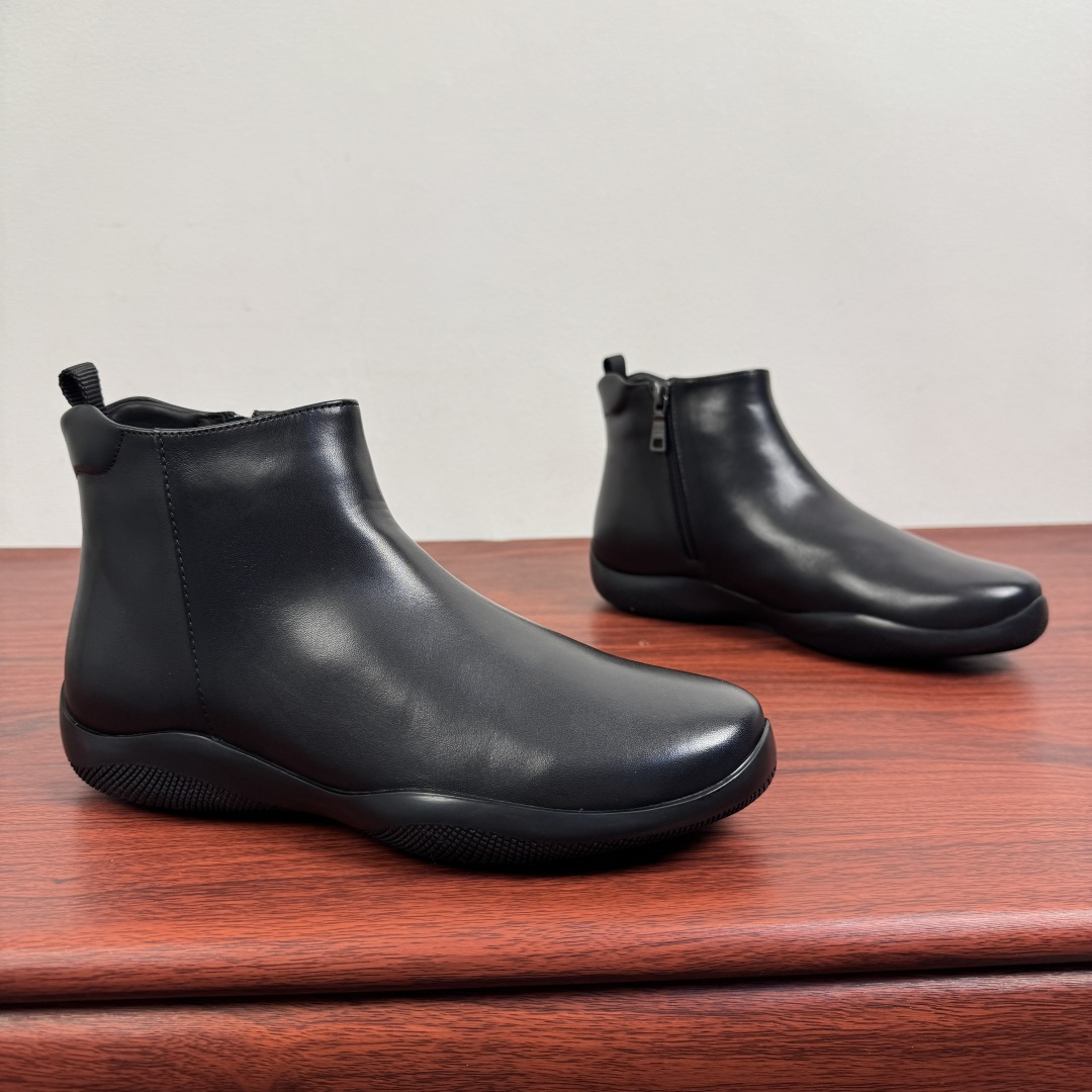 NO:690260,Code YS004050 Prada/Prada Toblach men's high-top wool shoes are shipped from Guangguan, the top quality goods!  This minimalist style high-top sneaker is inspired by the iconic Prada Linea Rossa style shown in the 1998 Autumn/Winter fashion show. The revolutionary lightweight 4cm wide rubber sole is decorated with distinctive red Linea  The Rossa logo is reminiscent of the innovative duality core of the original design, while the matte calfskin surface shows a sophisticated modern temperament. The foot design is simple and glossy style, with an exclusive hardware zipper closure on the inside, making it easier to put on and take off. The wool is integrated to keep warm and temperature-locked. It is equipped with a logo cowhide and wool removable insole, which is comfortable and breathable for the upper foot, casual and versatile. Comes with a full set of original packaging dust bag!  Size 38-39-40-41-42-43-44 Standard leather shoe size (45 can be customized and cannot be returned) Item number: 4T3613 wool black, prada, prada, sneakers, cowhide19860909编码YS004050 Prada/普拉达 Toblach男士高帮羊毛鞋出货莞产顶级猛货！ 这款极简风格高帮运动鞋以1998年秋冬时装秀中展示的标志性Prada Linea Rossa经典款式为灵感设计.颠覆性的轻便加宽4cm橡胶鞋底饰有别具一格的红色Linea Rossa徽标,令人联想起原版设计创新的二元性内核,而哑光小牛皮面则彰显出精致的现代气质.套脚设计,简约光面风格,内侧配有专属五金拉链开合,穿脱更方便快捷,羊毛一体,保暖锁温,配以徽标牛皮拼羊毛可拆卸鞋垫,上脚舒适透气,休闲百搭.配全套原包装防尘袋！ 尺码38-39-40-41-42-43-44 标准皮鞋码（45可定做不能退换） 货号: 4T3613羊毛 黑色,,prada,prada,sneakers,cowhide,Men's shoes