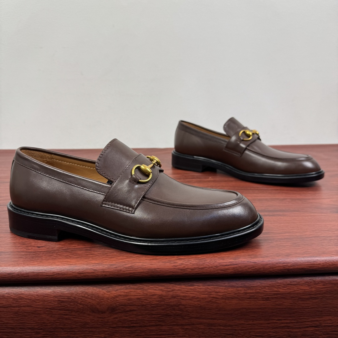 NO:664042,Batch Gucci/Gucci's new men's loafers with horsebit buckle!  This classic loafer with horsebit buckle highlights the classic elegance and pays tribute to the brand's deep heritage. The carefully crafted leather sole and semi-circular toe inject new charm into the entire design. The iconic accessories and metal buckle finish complement each other, the classic loose fit, and the solid color leather highlight the simple and rustic temperament. Select high-quality leather. Pay attention to the details of the leather material. The texture is bright and the leather is extremely tough. It is soft, comfortable and durable. The dyed calfskin lining has even and fine pores, soft and comfortable.  Thickened leather outsole and composite rubber backing at the heel provide excellent foot comfort and are wear-resistant and non-slip. It is the first choice for light luxury. It is versatile and comes with a full set of packaging!  Size 39-40-41-42-43-44 Leather shoe size (can be customized to 38.45.46) Item No. 812158 Brown,,gucci,gucci,loafers,cowhide,Leather soles19860909批 Gucci/古驰 新款饰马衔扣男士乐福鞋！ 这款饰马衔扣经典乐福鞋彰显经典优雅格调,致意品牌深厚传承.精心打造的皮革鞋底与半圆形鞋头,为整款设计注入焕新魅力.标志性配件与金属扣饰面相得益彰,经典宽松版型,纯色皮革突出简约而古朴气质 甄选优质皮革 皮料材质看细节 质感亮丽 皮料韧性极好 柔软舒适耐穿 本染小牛皮内里 皮孔均匀细腻,柔软舒适 加厚真皮大底,后跟复合橡胶底片,上脚舒适度极好,且耐磨防滑,轻奢首选佳品,上脚百搭,配全套包装！ 尺码39-40-41-42-43-44皮鞋尺码（可定制38.45.46） 货号812158 咖色,,gucci,gucci,loafers,cowhide,Leather soles,Men's shoes