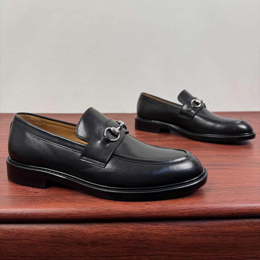 NO:664048,Batch Gucci/Gucci's new men's loafers with horsebit buckle!  This classic loafer with horsebit buckle highlights the classic elegance and pays tribute to the brand's deep heritage. The carefully crafted leather sole and semi-circular toe inject new charm into the entire design. The iconic accessories and metal buckle finish complement each other, the classic loose fit, and the solid color leather highlight the simple and rustic temperament. Select high-quality leather. Pay attention to the details of the leather material. The texture is bright and the leather is extremely tough. It is soft, comfortable and durable. The dyed calfskin lining has even and fine pores, soft and comfortable.  Thickened leather outsole and composite rubber backing at the heel provide excellent foot comfort and are wear-resistant and non-slip. It is the first choice for light luxury. It is versatile and comes with a full set of packaging!  Size 39-40-41-42-43-44 Leather shoe size (can be customized to 38.45.46) Item No. 812158 Black leather, gucci, gucci, loafers, cowhide, Leather soles19860909批 Gucci/古驰 新款饰马衔扣男士乐福鞋！ 这款饰马衔扣经典乐福鞋彰显经典优雅格调,致意品牌深厚传承.精心打造的皮革鞋底与半圆形鞋头,为整款设计注入焕新魅力.标志性配件与金属扣饰面相得益彰,经典宽松版型,纯色皮革突出简约而古朴气质 甄选优质皮革 皮料材质看细节 质感亮丽 皮料韧性极好 柔软舒适耐穿 本染小牛皮内里 皮孔均匀细腻,柔软舒适 加厚真皮大底,后跟复合橡胶底片,上脚舒适度极好,且耐磨防滑,轻奢首选佳品,上脚百搭,配全套包装！ 尺码39-40-41-42-43-44皮鞋尺码（可定制38.45.46） 货号812158 黑牛皮,,gucci,gucci,loafers,cowhide,Leather soles,Men's shoes