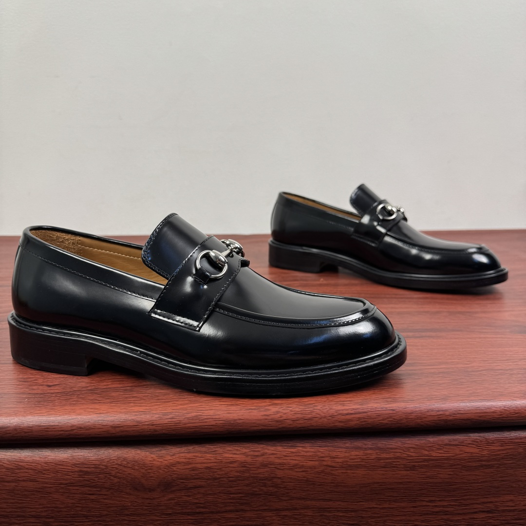NO:664057,Batch Gucci/Gucci's new men's loafers with horsebit buckle!  This classic loafer with horsebit buckle highlights the classic elegance and pays tribute to the brand's deep heritage. The carefully crafted leather sole and semi-circular toe inject new charm into the entire design. The iconic accessories and metal buckle finish complement each other, the classic loose fit, and the solid color leather highlight the simple and rustic temperament. Select high-quality leather. Pay attention to the details of the leather material. The texture is bright and the leather is extremely tough. It is soft, comfortable and durable. The dyed calfskin lining has even and fine pores, soft and comfortable.  Thickened leather outsole and composite rubber backing at the heel provide excellent foot comfort and are wear-resistant and non-slip. It is the first choice for light luxury. It is versatile and comes with a full set of packaging!  Size 39-40-41-42-43-44 Leather shoe size (can be customized to 38.45.46) Item No. 812158 Black open edge beads, gucci, gucci, loafers, cowhide, Leather soles19860909批 Gucci/古驰 新款饰马衔扣男士乐福鞋！ 这款饰马衔扣经典乐福鞋彰显经典优雅格调,致意品牌深厚传承.精心打造的皮革鞋底与半圆形鞋头,为整款设计注入焕新魅力.标志性配件与金属扣饰面相得益彰,经典宽松版型,纯色皮革突出简约而古朴气质 甄选优质皮革 皮料材质看细节 质感亮丽 皮料韧性极好 柔软舒适耐穿 本染小牛皮内里 皮孔均匀细腻,柔软舒适 加厚真皮大底,后跟复合橡胶底片,上脚舒适度极好,且耐磨防滑,轻奢首选佳品,上脚百搭,配全套包装！ 尺码39-40-41-42-43-44皮鞋尺码（可定制38.45.46） 货号812158 黑开边珠,,gucci,gucci,loafers,cowhide,Leather soles,Men's shoes