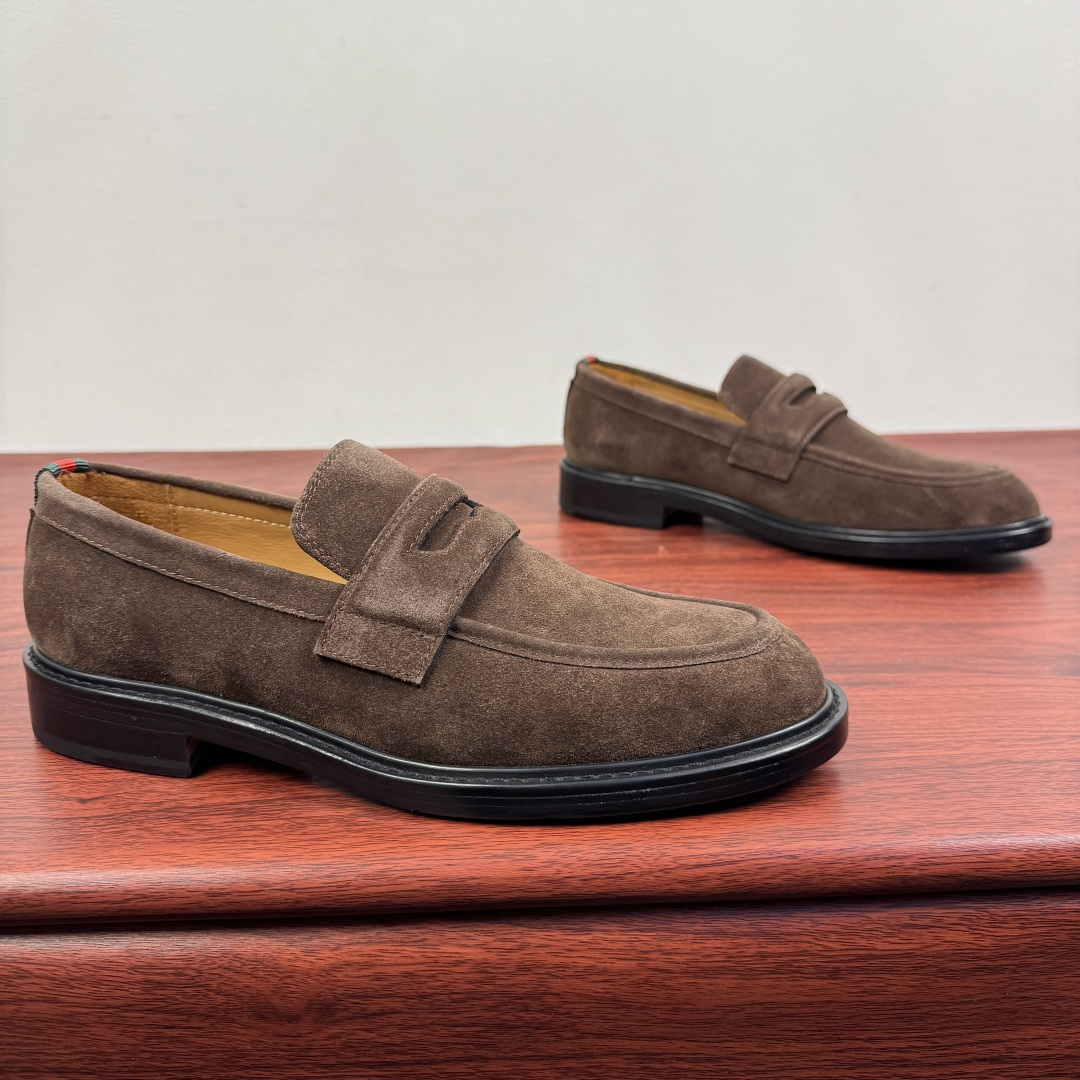 NO:663990,Batch Gucci/Gucci new men's solid color leather loafers!  This elegant loafer is made of soft suede cow leather. Two styles are available. The upper is decorated with genuine leather buckle, which adds a low-key and unique logo pattern element. Simple style design. Classic European and American last type. Standard style. Red and green webbing decoration on the heel embellishes brand style details. Select high-quality leather. Look at the details for textured workmanship. The inner dyed calfskin has even and delicate pores, soft and comfortable.  Thickened leather outsole and composite rubber backing at the heel provide excellent foot comfort and are wear-resistant and non-slip. It is the first choice for light luxury. It is versatile and comes with a full set of packaging!  Size 39-40-41-42-43-44 Leather shoe size (can be customized to 38.45.46) Item No. 812168 Suede coffee color, gucci, gucci, loafers, cowhide, Leather soles19860909批 Gucci/古驰 新款男士纯色皮革乐福鞋！ 这款优雅乐福鞋采用柔软绒面牛皮革制成 两重风格可选.鞋面搭配真皮扣带装饰 增添低调而别致的标识图案元素 简约风格设计 经典欧美楦型 标配风格 后跟有红绿织带装饰点缀品牌风格细节.甄选优质皮料 质感做工材质看细节 本染小牛皮内里 皮孔均匀细腻,柔软舒适 加厚真皮大底,后跟复合橡胶底片,上脚舒适度极好,且耐磨防滑,轻奢首选佳品,上脚百搭,配全套包装！ 尺码39-40-41-42-43-44皮鞋尺码（可定制38.45.46） 货号812168 绒面 咖色,,gucci,gucci,loafers,cowhide,Leather soles,Men's shoes