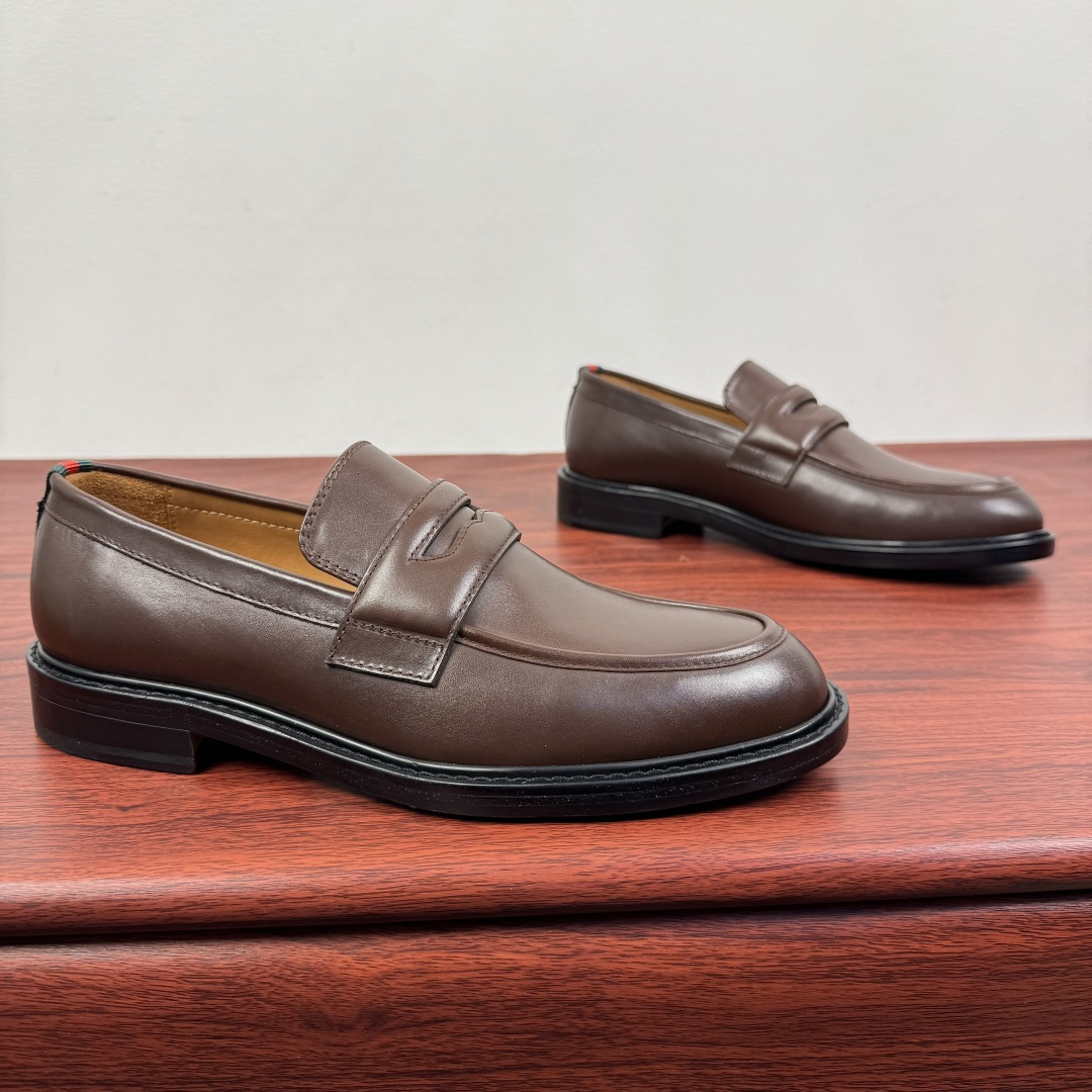 NO:664005,Batch Gucci/Gucci new men's solid color leather loafers!  These elegant loafers are made of soft smooth cowhide and are available in two styles. The upper is decorated with a genuine leather buckle, adding a low-key and unique logo pattern element. Simple style design. Classic European and American last style. Standard style. Red and green webbing decoration on the heel embellishes brand style details. Select high-quality leather. Look at the details for textured workmanship. The inner dyed calfskin has even and delicate pores, soft and comfortable.  Thickened leather outsole and composite rubber backing at the heel provide excellent foot comfort and are wear-resistant and non-slip. It is the first choice for light luxury. It is versatile and comes with a full set of packaging!  Size 39-40-41-42-43-44 Leather shoe size (can be customized to 38.45.46) Item No. 812168 Leather surface Brown,,gucci,gucci,loafers,cowhide,Leather soles19860909批 Gucci/古驰 新款男士纯色皮革乐福鞋！ 这款优雅乐福鞋采用柔软光面牛皮制成 两重风格可选.鞋面搭配真皮扣带装饰 增添低调而别致的标识图案元素 简约风格设计 经典欧美楦型 标配风格 后跟有红绿织带装饰点缀品牌风格细节.甄选优质皮料 质感做工材质看细节 本染小牛皮内里 皮孔均匀细腻,柔软舒适 加厚真皮大底,后跟复合橡胶底片,上脚舒适度极好,且耐磨防滑,轻奢首选佳品,上脚百搭,配全套包装！ 尺码39-40-41-42-43-44皮鞋尺码（可定制38.45.46） 货号812168 皮面 咖色,,gucci,gucci,loafers,cowhide,Leather soles,Men's shoes