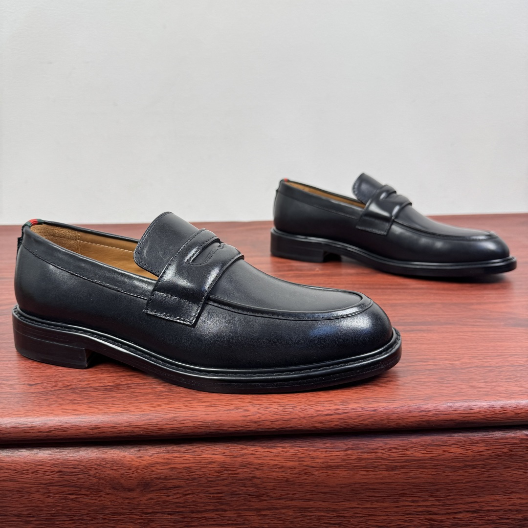 NO:664008,Batch Gucci/Gucci new men's solid color leather loafers!  These elegant loafers are made of soft smooth cowhide and are available in two styles. The upper is decorated with a genuine leather buckle, adding a low-key and unique logo pattern element. Simple style design. Classic European and American last style. Standard style. Red and green webbing decoration on the heel embellishes brand style details. Select high-quality leather. Look at the details for textured workmanship. The inner dyed calfskin has even and delicate pores, soft and comfortable.  Thickened leather outsole and composite rubber backing at the heel provide excellent foot comfort and are wear-resistant and non-slip. It is the first choice for light luxury. It is versatile and comes with a full set of packaging!  Size 39-40-41-42-43-44 Leather shoe size (can be customized to 38.45.46) Item No. 812168 Leather black, gucci, gucci, loafers, cowhide, Leather soles19860909批 Gucci/古驰 新款男士纯色皮革乐福鞋！ 这款优雅乐福鞋采用柔软光面牛皮制成 两重风格可选.鞋面搭配真皮扣带装饰 增添低调而别致的标识图案元素 简约风格设计 经典欧美楦型 标配风格 后跟有红绿织带装饰点缀品牌风格细节.甄选优质皮料 质感做工材质看细节 本染小牛皮内里 皮孔均匀细腻,柔软舒适 加厚真皮大底,后跟复合橡胶底片,上脚舒适度极好,且耐磨防滑,轻奢首选佳品,上脚百搭,配全套包装！ 尺码39-40-41-42-43-44皮鞋尺码（可定制38.45.46） 货号812168 皮面 黑色,,gucci,gucci,loafers,cowhide,Leather soles,Men's shoes