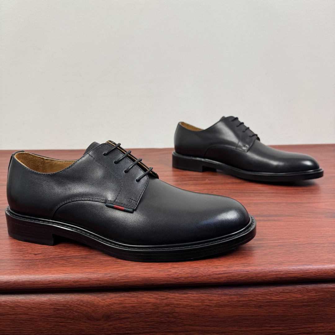 NO:664015,Batch Gucci/Gucci new autumn men's lace-up derby shoes!  This lace-up shoe is made of smooth and shiny cow leather, with ingenuity and elegant and refined silhouette, highlighting the brand's classic elegance. European version of the last shape, a whole piece of leather precisely cut upper, high-quality leather material, look at the details, full texture, excellent gloss, excellent toughness, classic red and green webbing decoration, layered splicing design style, loose sneakers, dyed calfskin lining, uniform and fine pores, soft and comfortable  Thickened leather outsole and composite rubber backing at the heel provide excellent foot comfort and are wear-resistant and non-slip. It is the first choice for light luxury. It is versatile and comes with a full set of packaging!  Size 39-40-41-42-43-44 Leather shoe size (can be customized to 38.45.46) Item No. 812142 Cowhide, gucci, gucci, cowhide, Leather soles19860909批 Gucci/古驰 秋季新款男士系带德比鞋！ 这款系带鞋甄选光滑亮面牛皮革打造,匠心融蕴优雅精致的廓形,彰显品牌经典优雅风范.欧版楦型 整块皮革精准剪裁鞋面 优质皮革材质看细节,质感满满 光泽度极佳 韧性极好,经典红绿织带装饰 层次拼接设计风格,宽松板鞋 本染小牛皮内里 皮孔均匀细腻,柔软舒适 加厚真皮大底,后跟复合橡胶底片,上脚舒适度极好,且耐磨防滑,轻奢首选佳品,上脚百搭,配全套包装！ 尺码39-40-41-42-43-44皮鞋尺码（可定制38.45.46） 货号812142 牛皮,,gucci,gucci,cowhide,Leather soles,Men's shoes