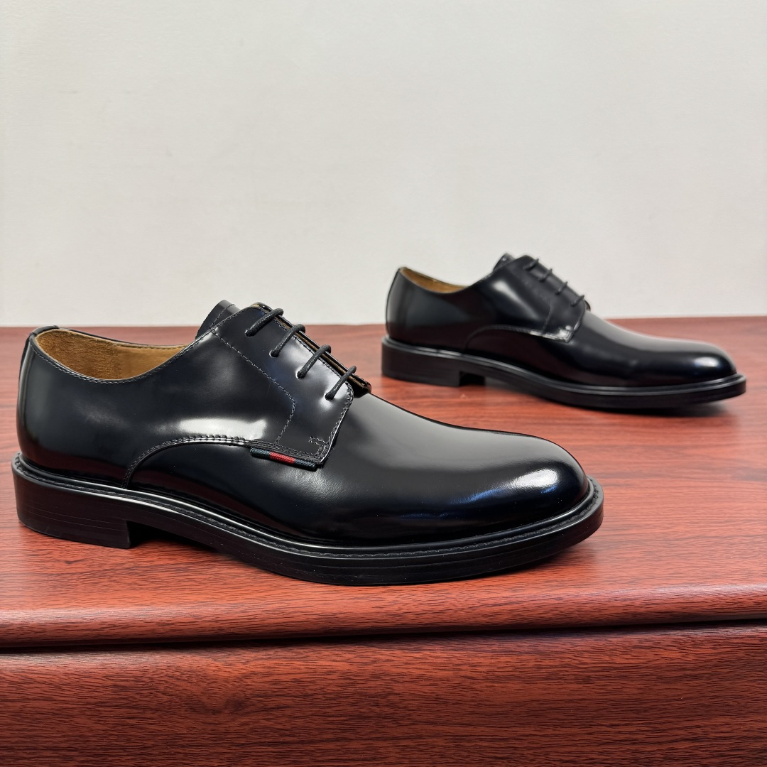 NO:664024,Batch Gucci/Gucci new autumn men's lace-up derby shoes!  This lace-up shoe is made of smooth and shiny cow leather, with ingenuity and elegant and refined silhouette, highlighting the brand's classic elegance. European version of the last shape, a whole piece of leather precisely cut upper, high-quality leather material, look at the details, full texture, excellent gloss, excellent toughness, classic red and green webbing decoration, layered splicing design style, loose sneakers, dyed calfskin lining, uniform and fine pores, soft and comfortable  Thickened leather outsole and composite rubber backing at the heel provide excellent foot comfort and are wear-resistant and non-slip. It is the first choice for light luxury. It is versatile and comes with a full set of packaging!  Size 39-40-41-42-43-44 Leather shoe size (can be customized to 38.45.46) Item No. 812142 Open edge beads,,gucci,gucci,cowhide,Leather soles19860909批 Gucci/古驰 秋季新款男士系带德比鞋！ 这款系带鞋甄选光滑亮面牛皮革打造,匠心融蕴优雅精致的廓形,彰显品牌经典优雅风范.欧版楦型 整块皮革精准剪裁鞋面 优质皮革材质看细节,质感满满 光泽度极佳 韧性极好,经典红绿织带装饰 层次拼接设计风格,宽松板鞋 本染小牛皮内里 皮孔均匀细腻,柔软舒适 加厚真皮大底,后跟复合橡胶底片,上脚舒适度极好,且耐磨防滑,轻奢首选佳品,上脚百搭,配全套包装！ 尺码39-40-41-42-43-44皮鞋尺码（可定制38.45.46） 货号812142 开边珠,,gucci,gucci,cowhide,Leather soles,Men's shoes