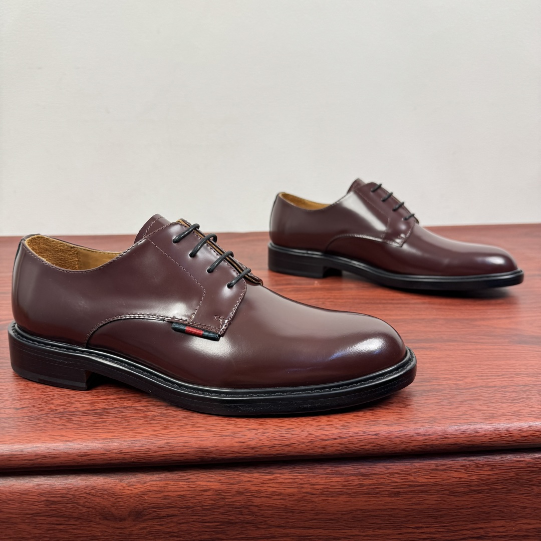 NO:664032,Batch Gucci/Gucci new autumn men's lace-up derby shoes!  This lace-up shoe is made of smooth and shiny cow leather, with ingenuity and elegant and refined silhouette, highlighting the brand's classic elegance. European version of the last shape, a whole piece of leather precisely cut upper, high-quality leather material, look at the details, full texture, excellent gloss, excellent toughness, classic red and green webbing decoration, layered splicing design style, loose sneakers, dyed calfskin lining, uniform and fine pores, soft and comfortable  Thickened leather outsole and composite rubber backing at the heel provide excellent foot comfort and are wear-resistant and non-slip. It is the first choice for light luxury. It is versatile and comes with a full set of packaging!  Size 39-40-41-42-43-44 Leather shoe size (can be customized to 38.45.46) Item No. 812142 Burgundy,,gucci,gucci,cowhide,Leather soles19860909批 Gucci/古驰 秋季新款男士系带德比鞋！ 这款系带鞋甄选光滑亮面牛皮革打造,匠心融蕴优雅精致的廓形,彰显品牌经典优雅风范.欧版楦型 整块皮革精准剪裁鞋面 优质皮革材质看细节,质感满满 光泽度极佳 韧性极好,经典红绿织带装饰 层次拼接设计风格,宽松板鞋 本染小牛皮内里 皮孔均匀细腻,柔软舒适 加厚真皮大底,后跟复合橡胶底片,上脚舒适度极好,且耐磨防滑,轻奢首选佳品,上脚百搭,配全套包装！ 尺码39-40-41-42-43-44皮鞋尺码（可定制38.45.46） 货号812142 酒红,,gucci,gucci,cowhide,Leather soles,Men's shoes